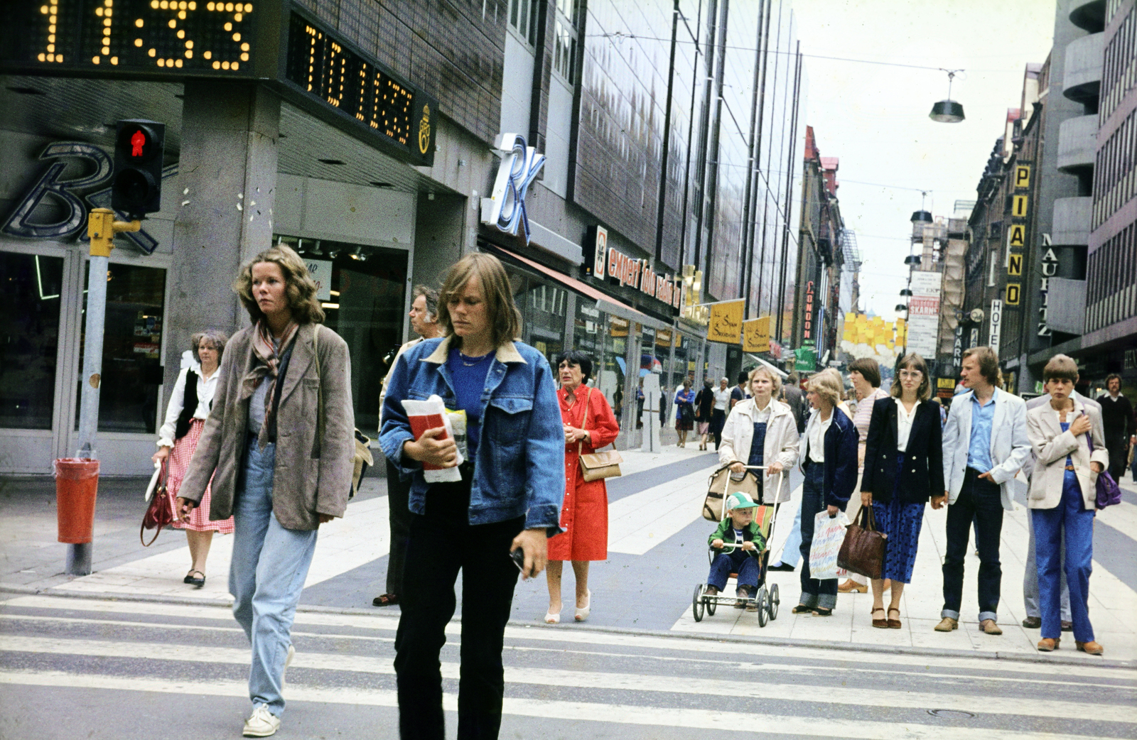 Sweden, Stockholm, a Mäster Samuelsgatan kereszteződése felől a Drottninggatan., 1980, Mezey András, crosswalk, Fortepan #219688