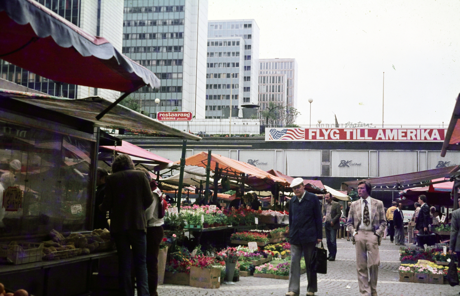 Svédország, Stockholm, Hötorget, balra a Hötorgsskraporna toronyházak., 1980, Mezey András, Fortepan #219690
