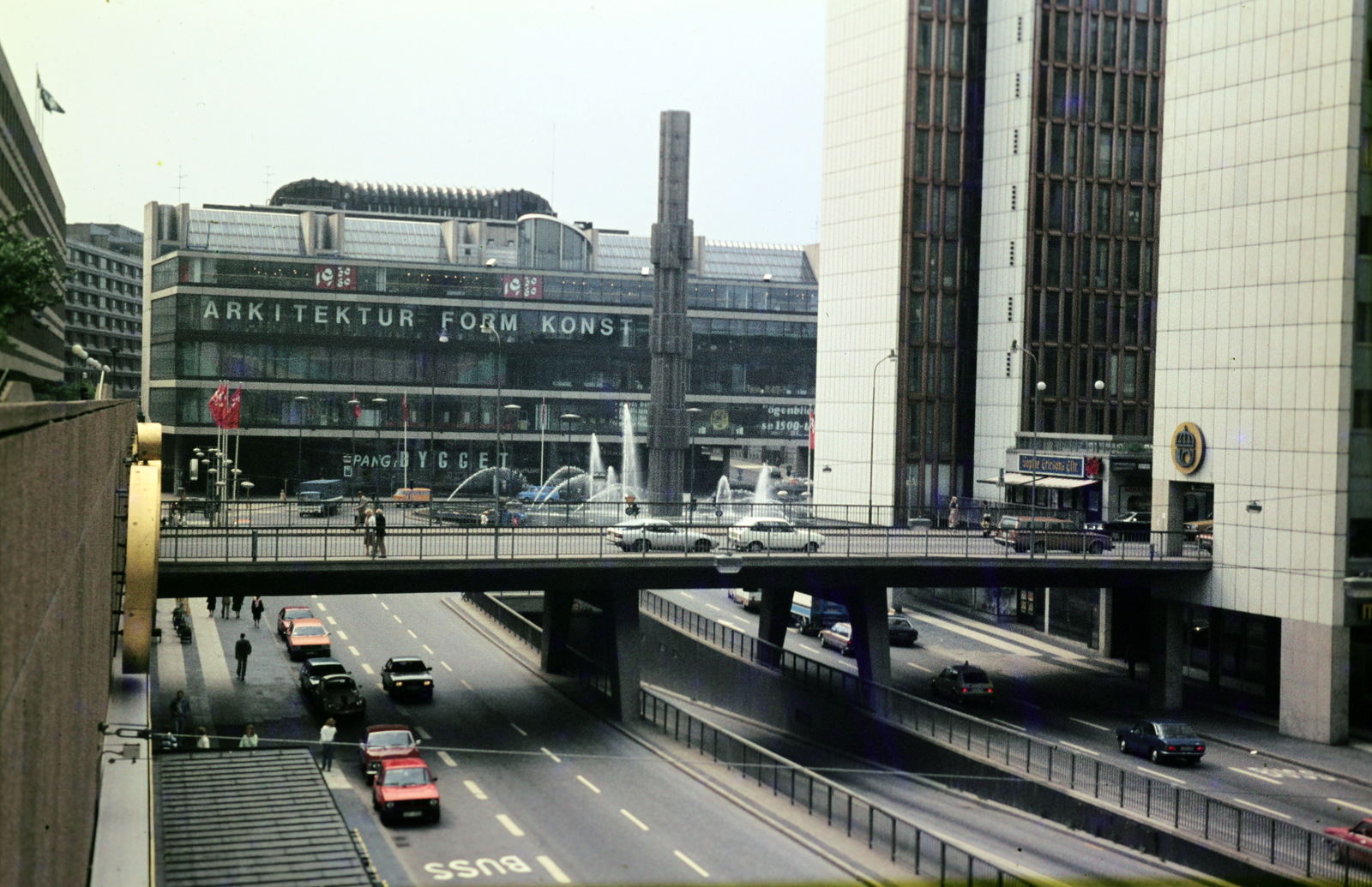 Svédország, Stockholm, Sergels Torg a Sveavägen felől a felüljáróról. Szemben középen a 37 méter magas üvegoszlop Kristall-vertikal accent-ként ismert, 1974-ben tervezte Edvin Öhrström., 1980, Mezey András, Fortepan #219693
