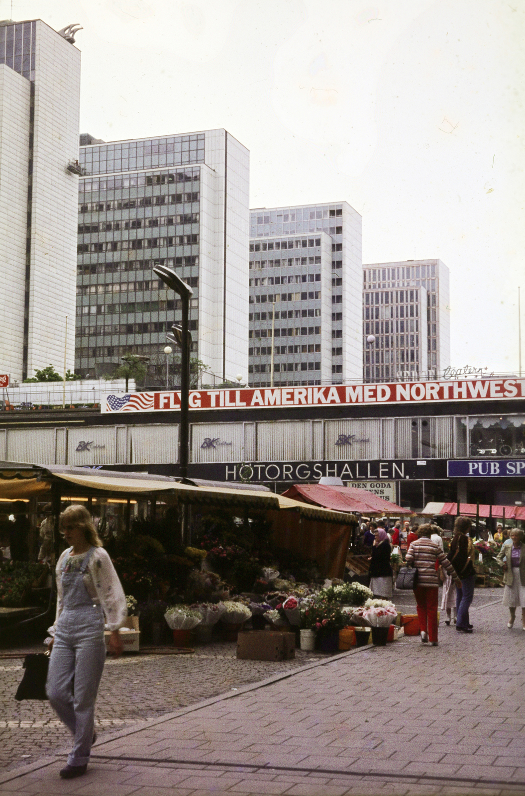 Svédország, Stockholm, Hötorget, balra a Hötorgsskraporna toronyházak., 1980, Mezey András, Fortepan #219696