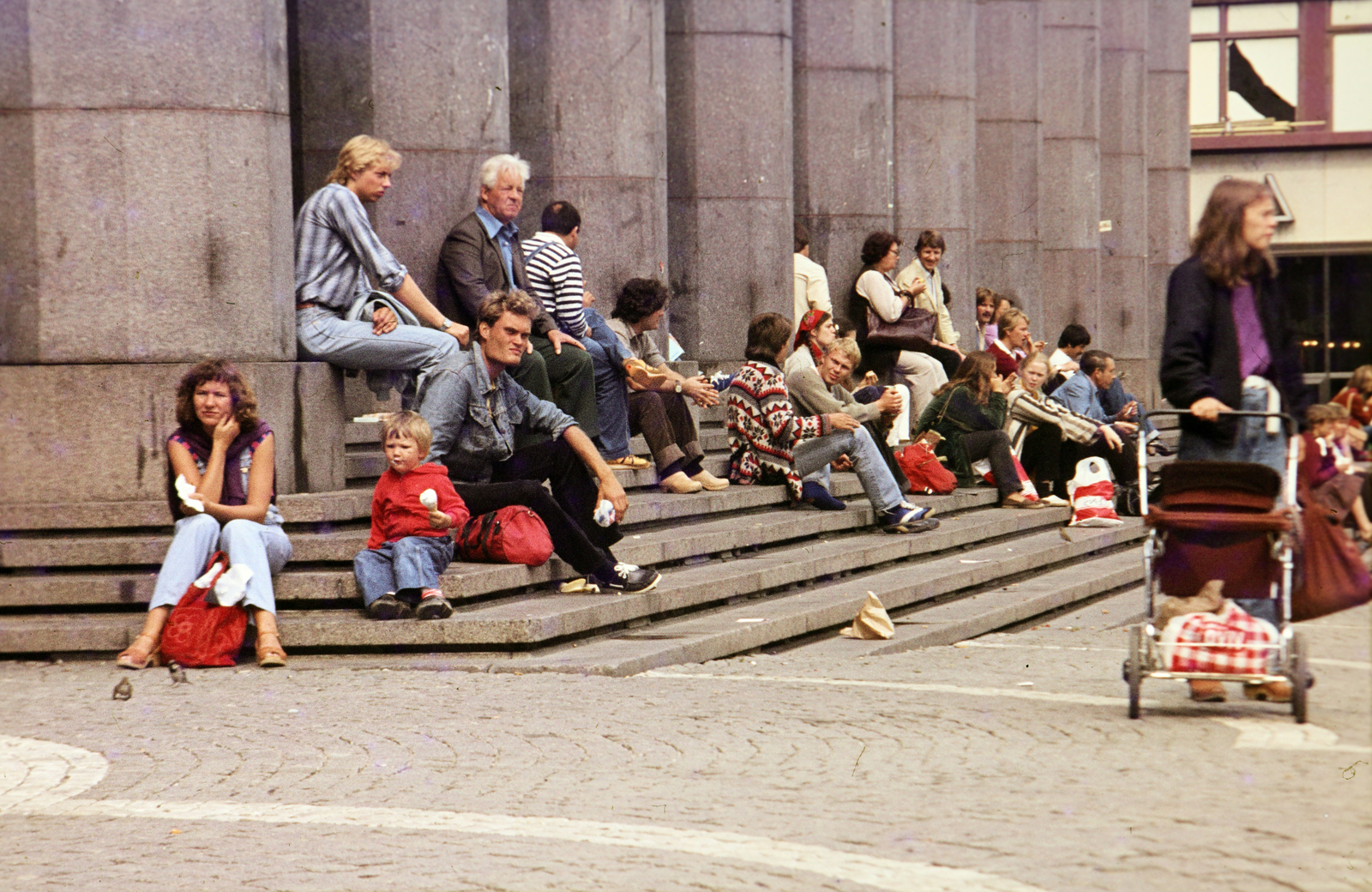 Svédország, Stockholm, Hötorget, a felvétel a Konserthuset Stockholm bejáratánál készült., 1980, Mezey András, színes, babakocsi, lépcsőn ülni, Fortepan #219698