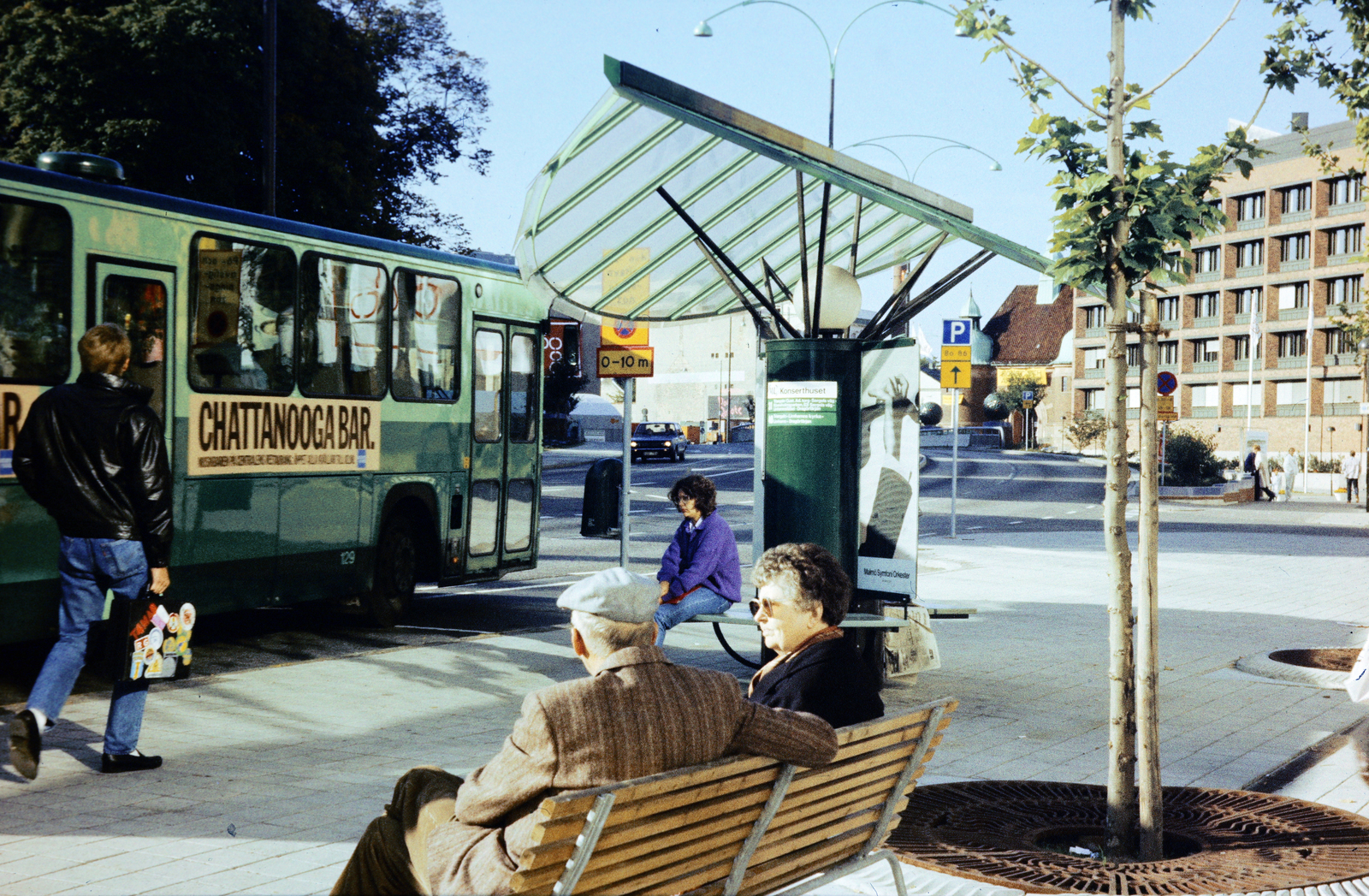 Svédország, Malmö, Föreningsgatan, Konserthuset buszmegálló., 1980, Mezey András, színes, autóbusz, Fortepan #219701