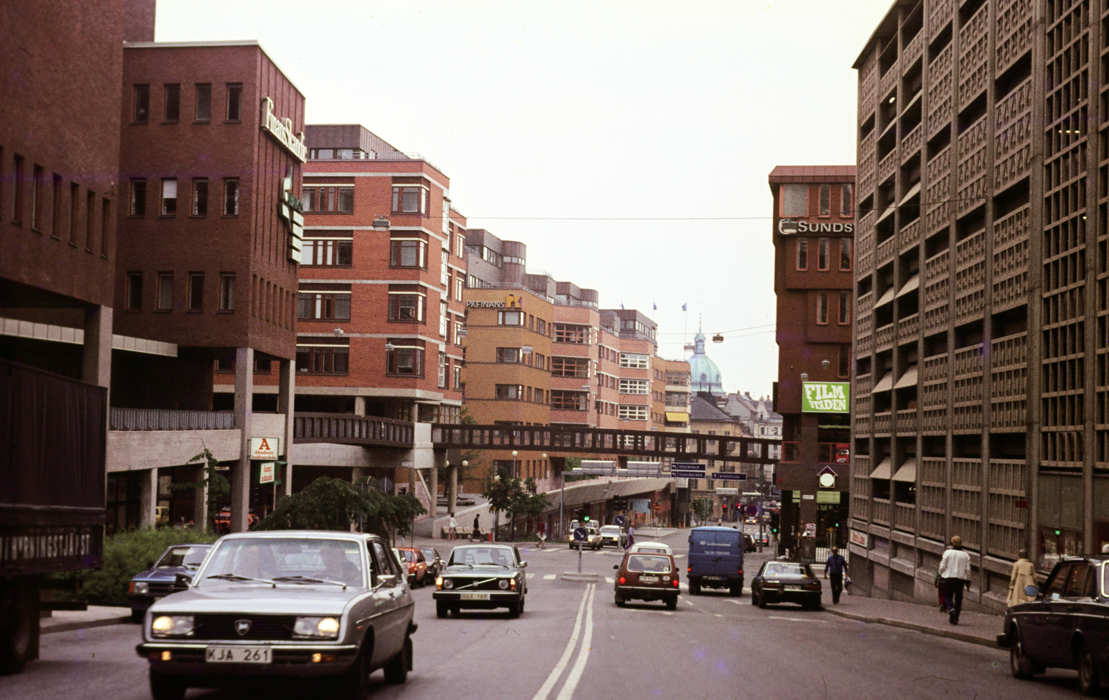 Svédország, Stockholm, Mäster Samuelsgatan, a kereszteződésen tú balra a Salénhuset bevásárlóközpont., 1980, Mezey András, Fortepan #219703