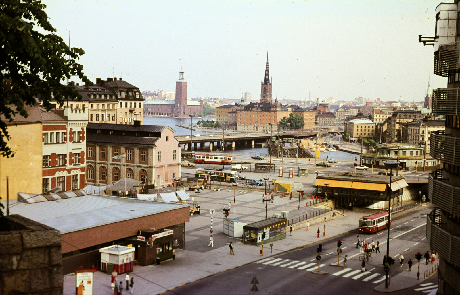 Sweden, Stockholm, előtérben a Södermalmstorg, szemben balról a Kungsholmen, a Riddarholmen és a Stadsholmen., 1980, Mezey András, crosswalk, bicycle, Fortepan #219704