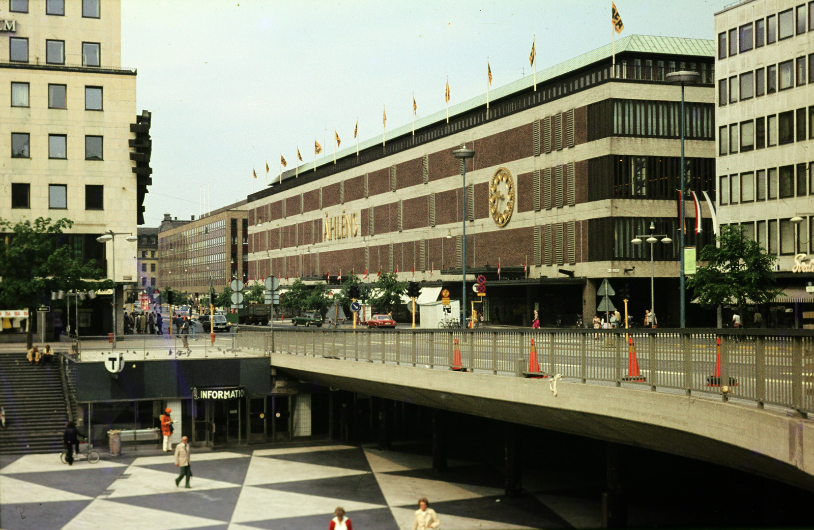 Sweden, Stockholm, Klarabergsgatan, szemben középen az Åhléns City áruház., 1980, Mezey András, Fortepan #219708