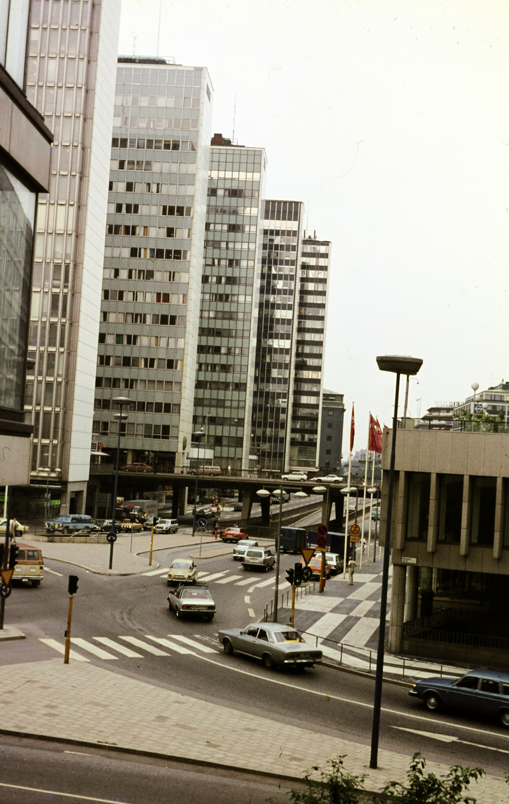 Svédország, Stockholm, Sveavägen a Sergels Torg felől, balra a Hötorgsskraporna toronyházak., 1980, Mezey András, gyalogátkelő, Fortepan #219709