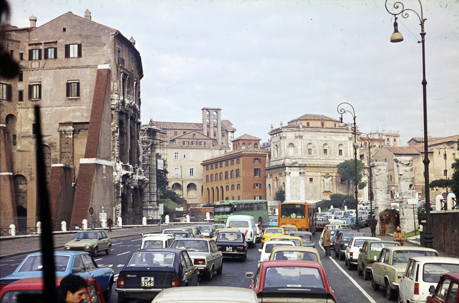 Italy, Rome, Via del Teatro di Marcello, balra a Marcellus-színház., 1981, Mezey András, Fortepan #219717