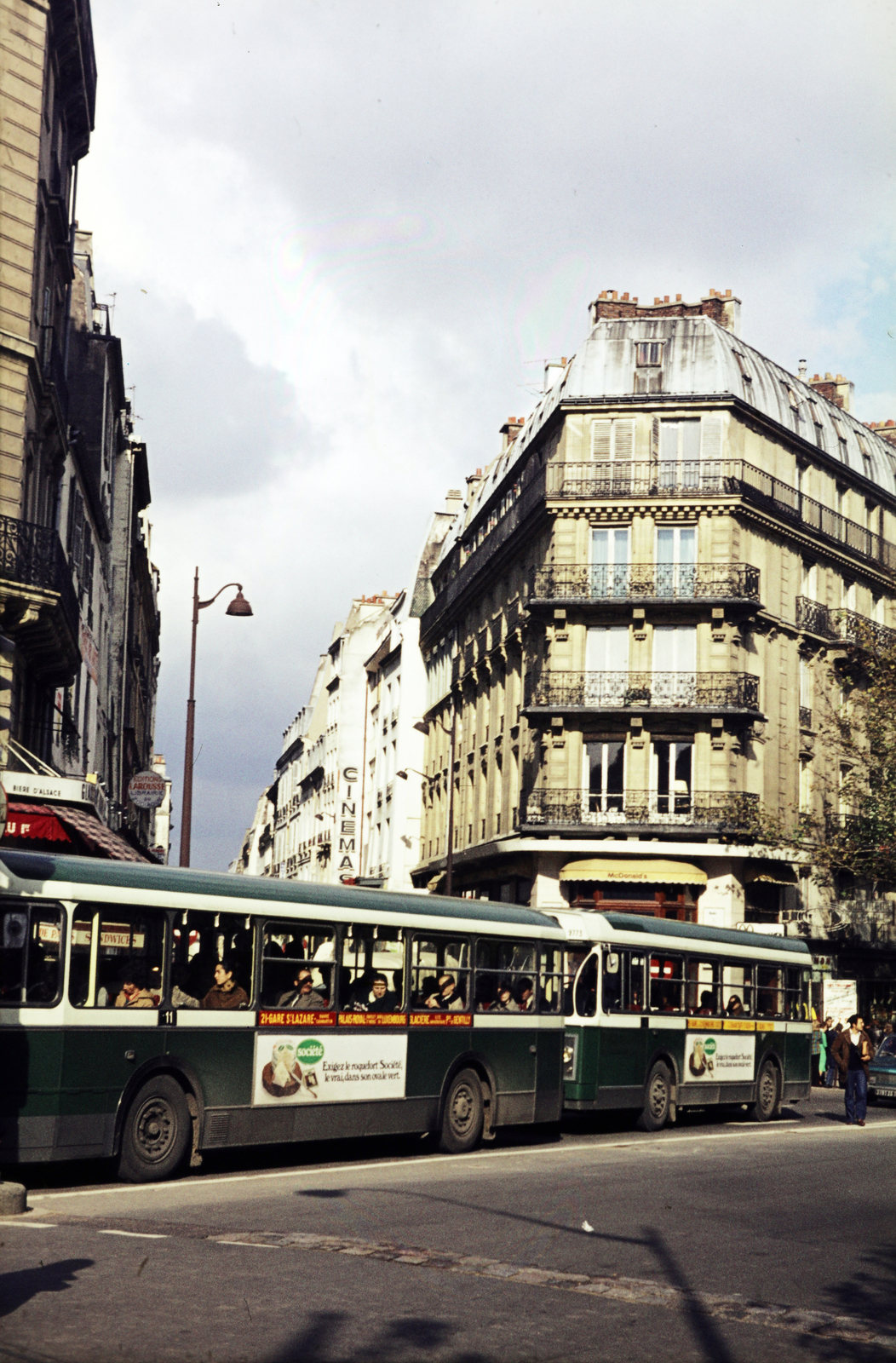 Franciaország, Párizs, Boulevard Saint-Michel, a busz mögött szemben a Rue Monsieur-le-Prince., 1980, Mezey András, színes, autóbusz, Fortepan #219723