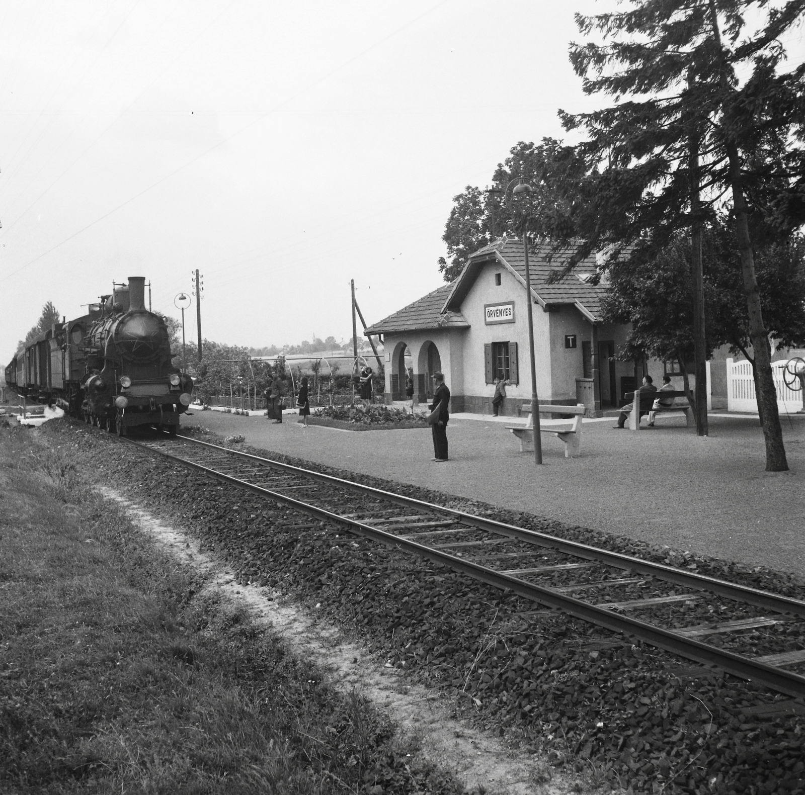 Magyarország,Balaton, Örvényes, vasúti megállóhely. MÁV 327-es gőzmozdony és személyvonata., 1955, Kotnyek Antal, Ráth Károly, gőzmozdony, MÁV, vasút, légvezeték, lámpaoszlop, vasúti szerelvény, pad, vörös csillag, vasútállomás, vasutas, MÁV 327 sorozat, helységnév tábla, Fortepan #21973