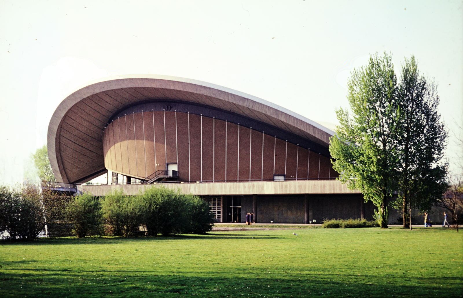 Németország, Berlin, Nyugat-Berlin, Tiergarten, John-Foster-Dulles-Allee 10., Kongresshalle / Haus der Kulturen der Welt., 1971, Mezey András, színes, Nyugat-Berlin, Fortepan #219743