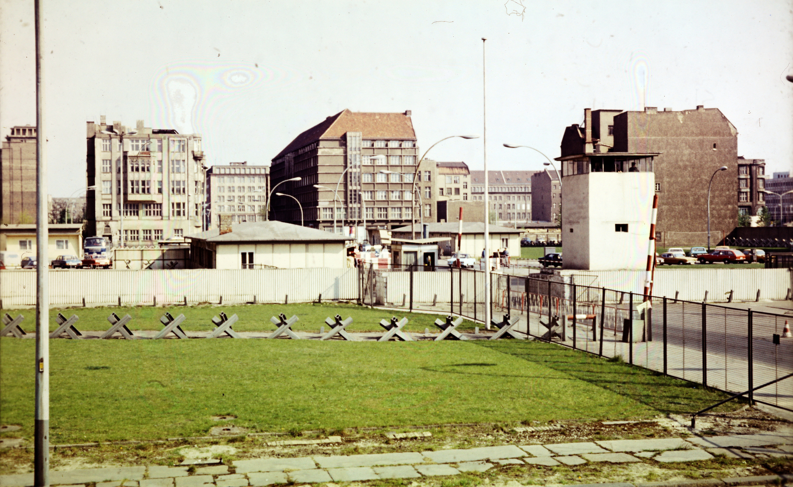 Germany, Berlin, Nyugat-Berlin, kilátás Friedrichstrasse és a Zimmerstrasse kereszteződésétől a Krausenstrasse házaira., 1973, Mezey András, colorful, Berlin Wall, West Berlin, Fortepan #219748