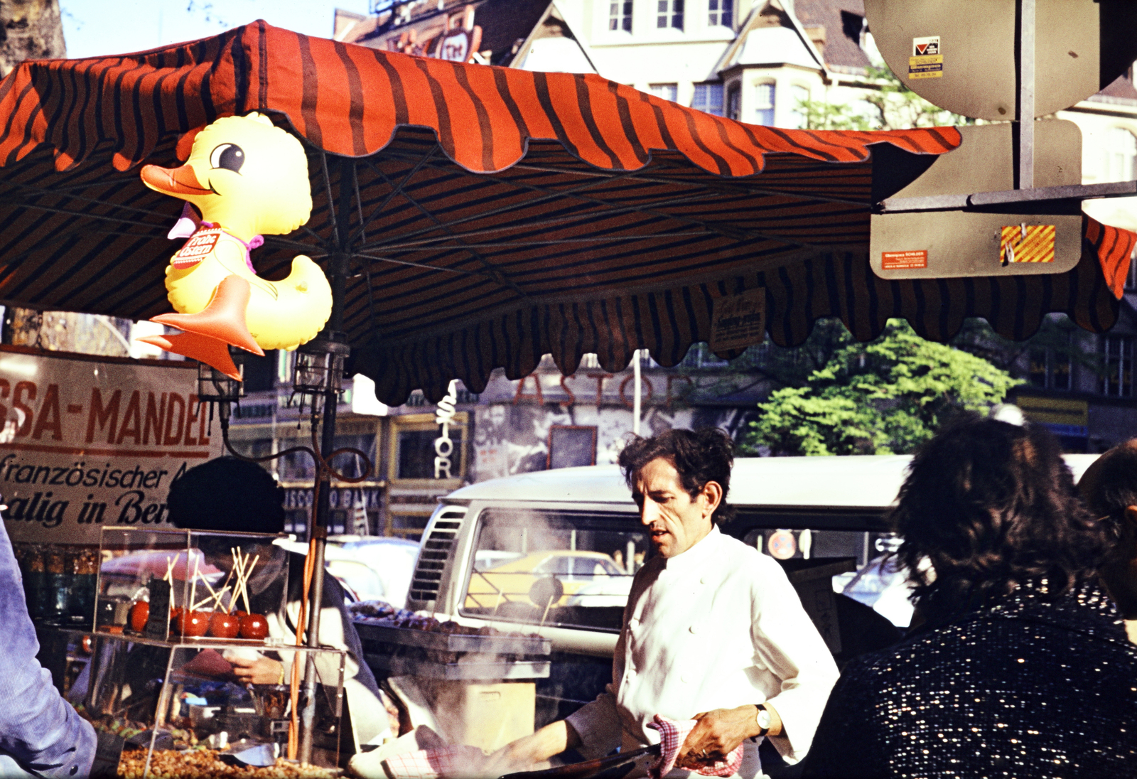 Germany, Berlin, Nyugat-Berlin, a Kurfürstendamm és a Fasanenstrasse kereszteződése, szemben a Kurfürstendamm 217-ben az Astor Fimtheater., 1973, Mezey András, Fortepan #219751