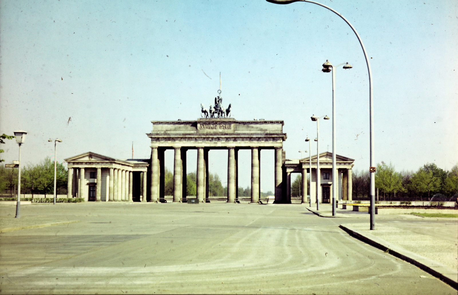 Germany, Berlin, Kelet-Berlin, a Brandenburgi kapu a Pariser platz felől., 1973, Mezey András, GDR, Fortepan #219754