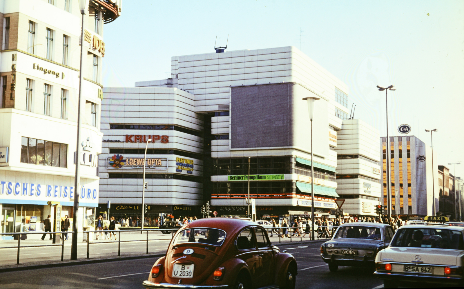 Germany, Berlin, Nyugat-Berlin, Joachimsthaler Strasse a Kurfürstendamm sarkánál., 1973, Mezey András, Volkswagen Beetle, Fortepan #219760