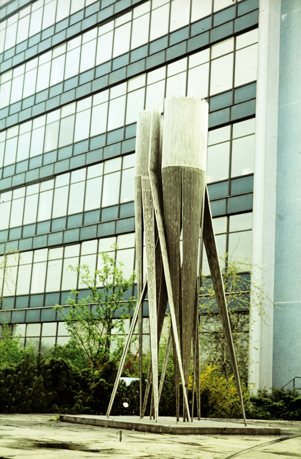 Germany, Berlin, Nyugat-Berlin, Fabeckstrasse 34-36, a képen Martin Matschinsky: Scientia (1963) szobra, a háttérben a Freie Universität Berlin Institut für Anorganische Chemie (Berlini Szabadegyetem Szervetlen Kémiai Tanszék) épülete., 1973, Mezey András, Fortepan #219762