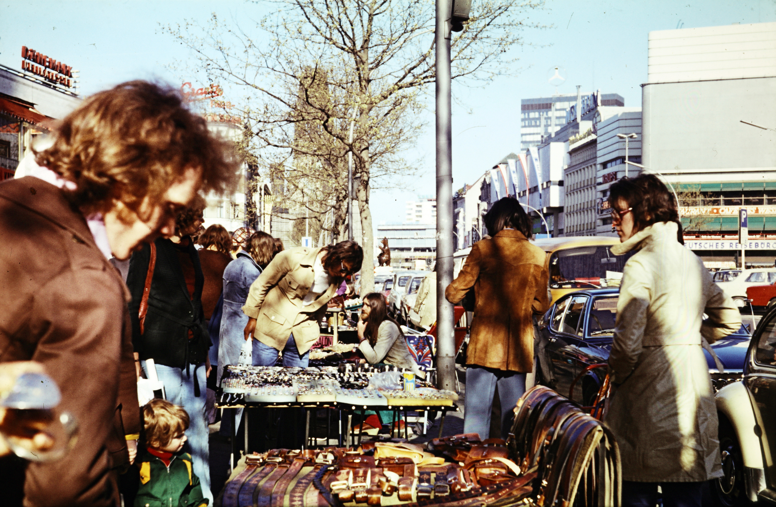 Németország, Berlin, Nyugat-Berlin, a Kurfürstendamm és a Joachimsthalerstrasse kereszteződésénél a Breitscheidplatz felé nézve., 1973, Mezey András, Fortepan #219763