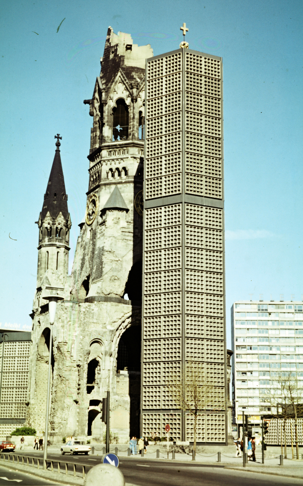 Németország, Berlin, Nyugat-Berlin, Breitscheidplatz, a Vilmos császár emléktemplom (Kaiser-Wilhelm-Gedächtnis-Kirche)., 1973, Mezey András, modern építészet, Fortepan #219767