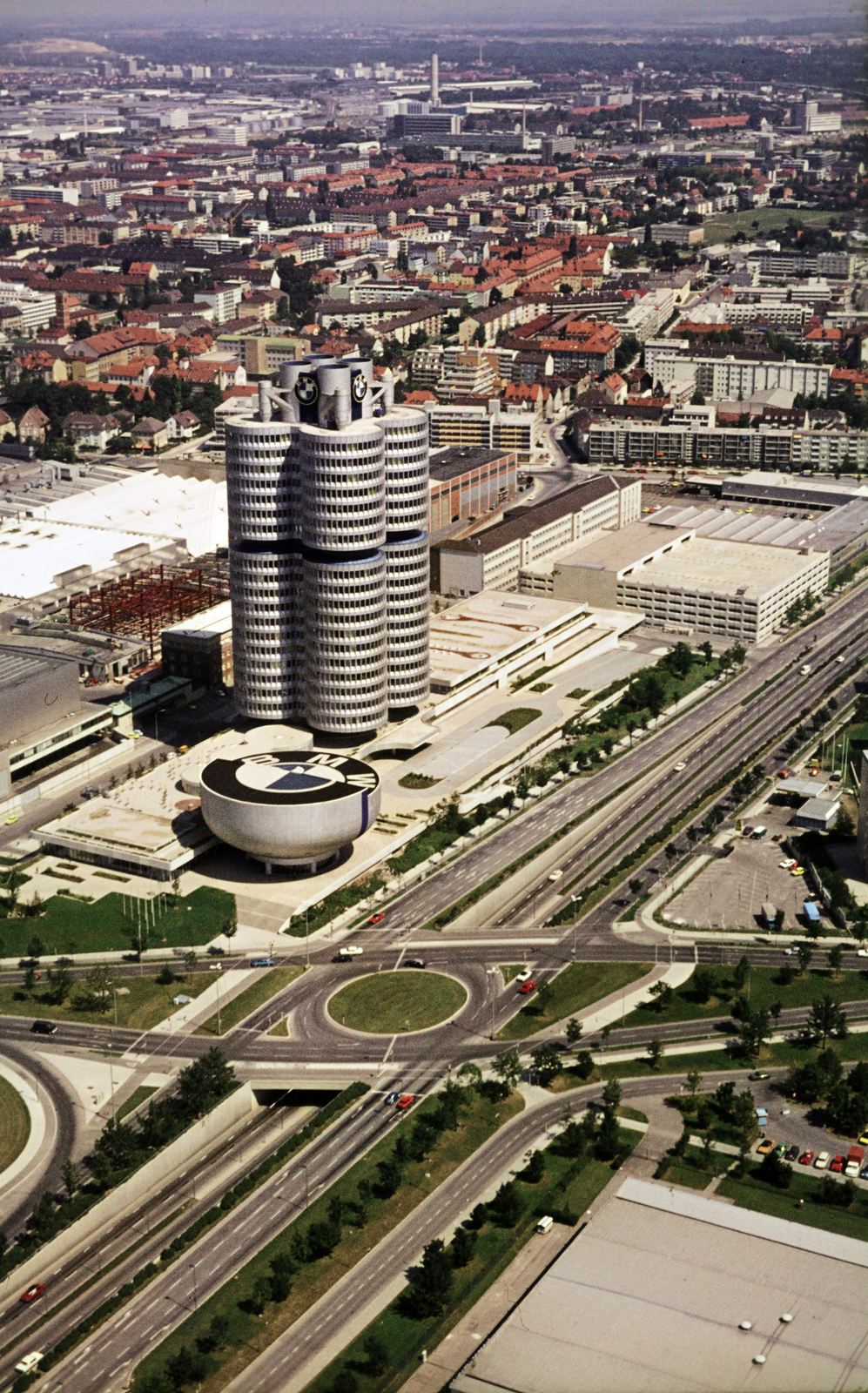 Germany, Munich, a Lerchenauer Strasse - Petuelring kereszteződés, a kép közepén a BMW gyár központi épülete, előtte a gyár múzeuma., 1974, Mezey András, Fortepan #219774