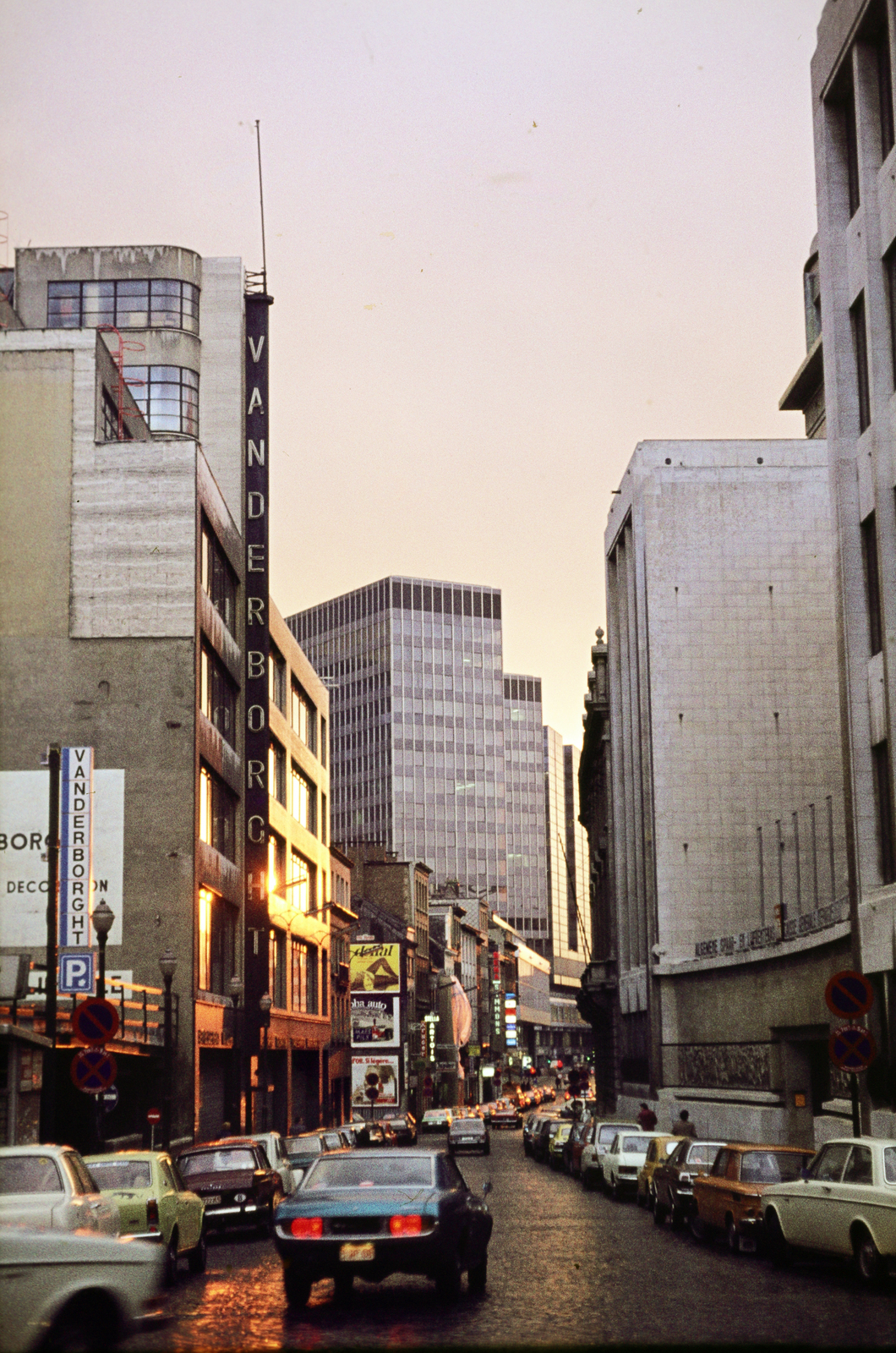 Belgium, Bruxelles, Rue du Fossé aus Loups / Wolvengracht a Rue Montagne aux Herbes Potagéres / Warmoesberg felől a Place De Brouckére / De Brouckéreplein felé nézve., 1974, Mezey András, Fortepan #219783