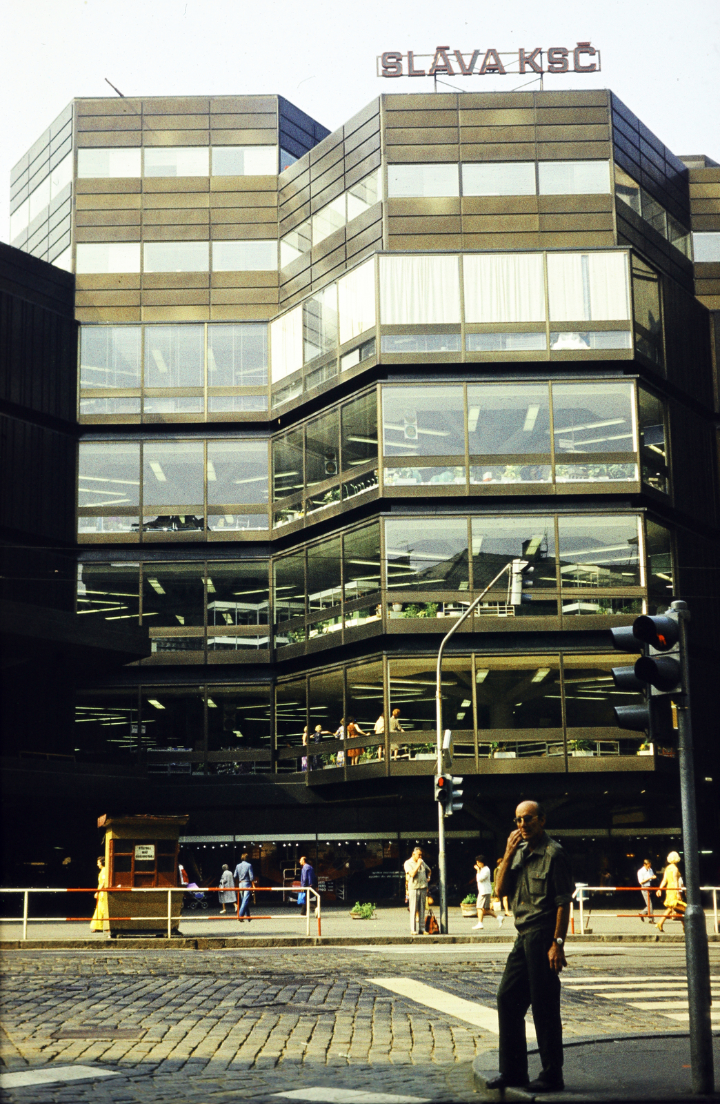 Czech Republik, Prague, náměstí Republiky, Kotva Áruház., 1976, Mezey András, Czechoslovakia, Fortepan #219786