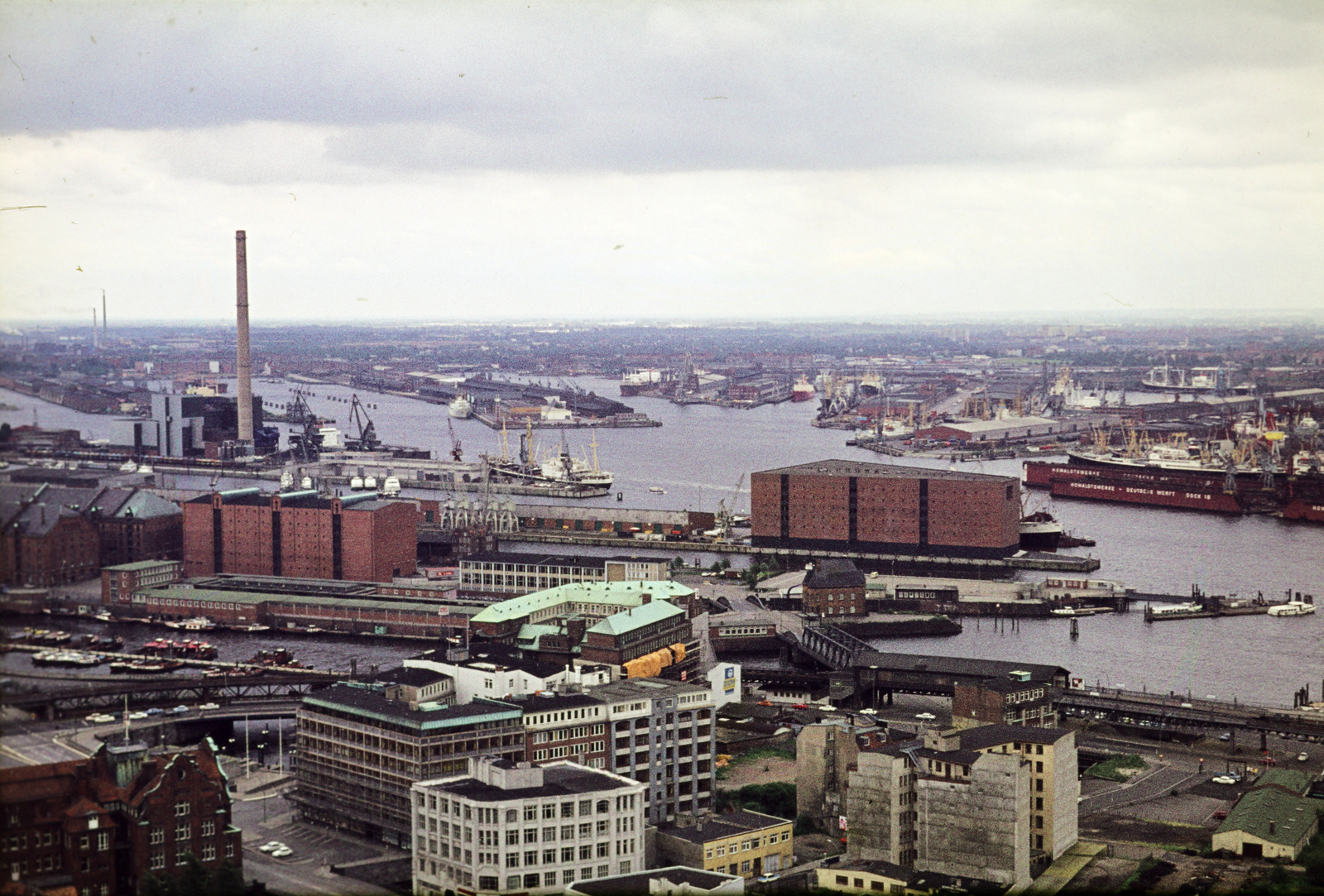 Germany, Hamburg, kilátás a Szent Mihály-templom (Hauptkirche Sankt Michaelis) tornyából a kikötőre., 1974, Mezey András, Fortepan #219789