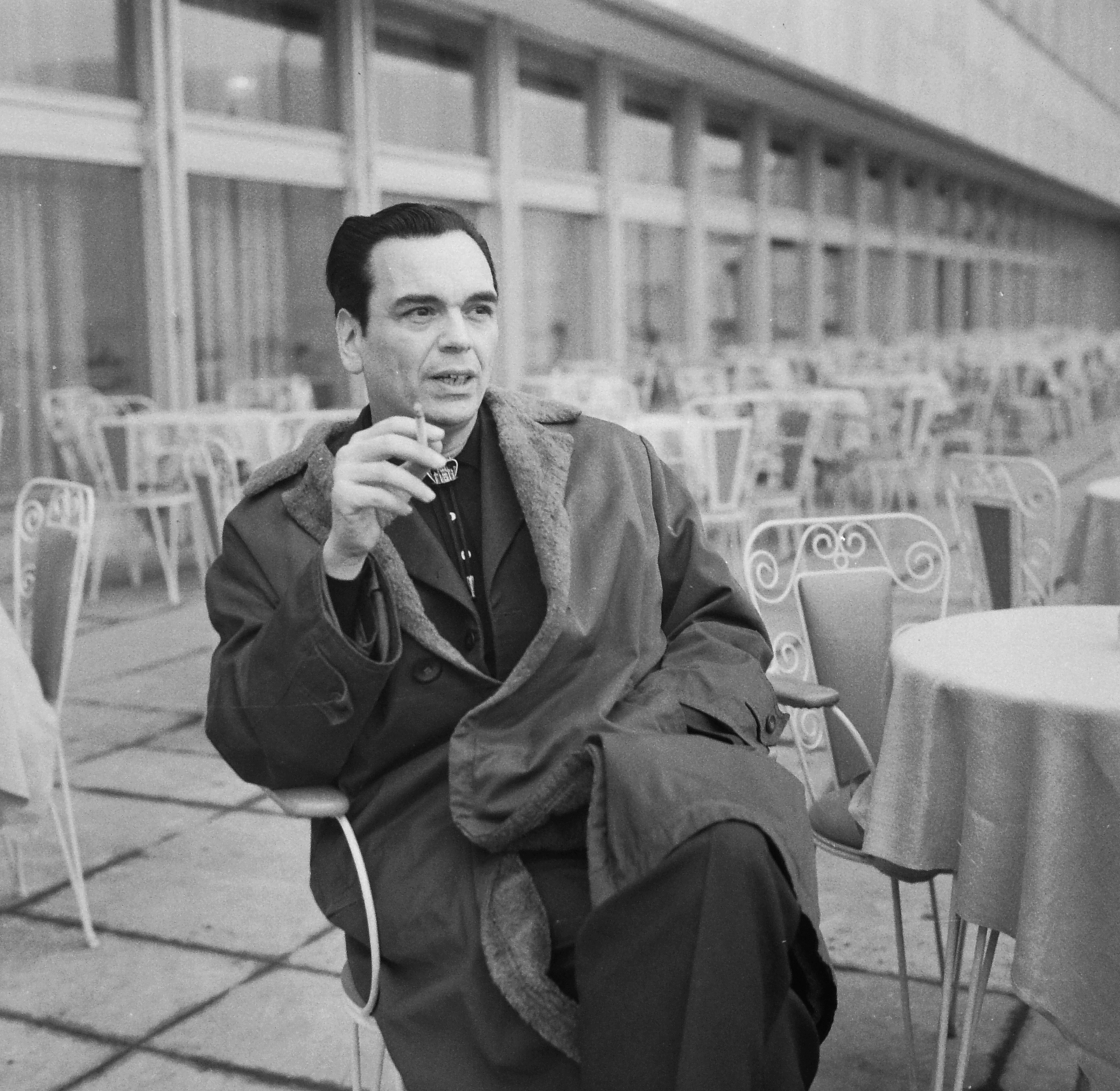 Hungary, Budapest V., Dunakorzó, a Hotel Duna Intercontinental terasza, Rátonyi Róbert színművész., 1971, Kotnyek Antal, celebrity, smoking, hotel, terrace, relaxation, man, chair, actor, Budapest, Fortepan #21979