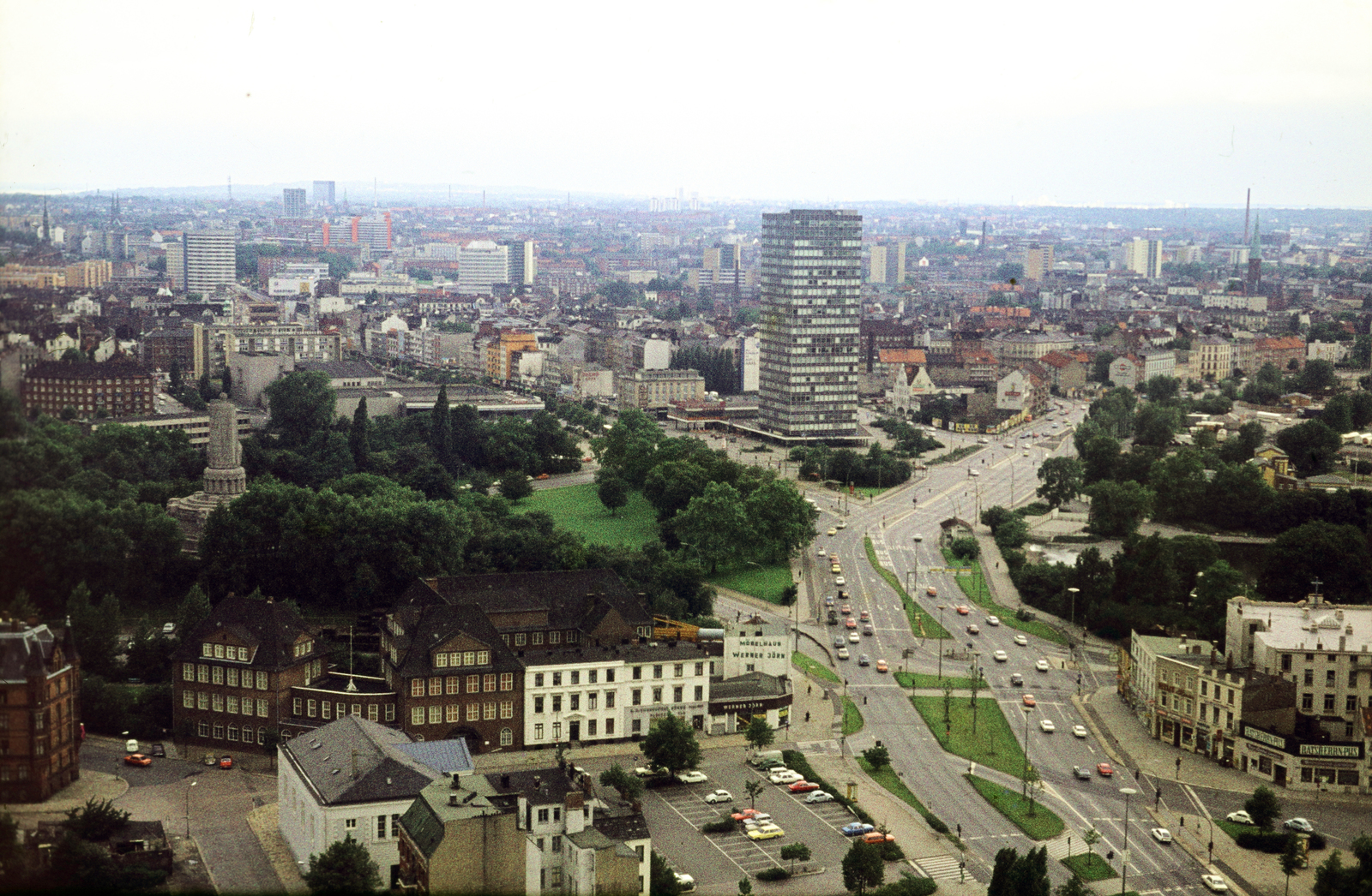 Germany, Hamburg, kilátás a Szent Mihály-templom (Hauptkirche Sankt Michaelis) tornyából a Millerntorplatz-on álló Iduna-Hochhaus / Millerntorhochhaus felé. Balra a Bismarck-emlékmű, jobbra a Budapester Strasse., 1974, Mezey András, Fortepan #219794