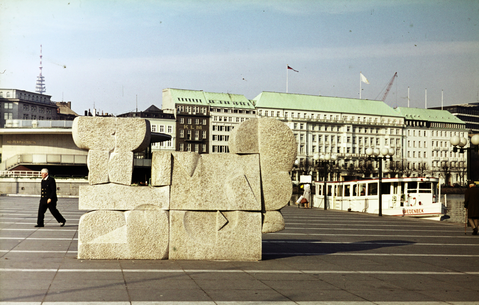 Germany, Hamburg, a Jungfernstieg a Neuer Jungfernstieg felé. Előtérben Hans Kock: Granitmauer című alkotása, mögötte az Alsterpavillon., 1974, Mezey András, Fortepan #219797