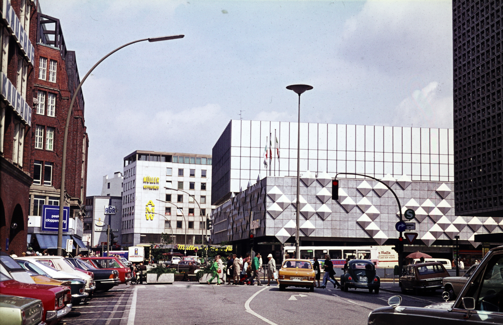 Németország, Hamburg, a Lange Mühren a Bugenhagenstrasse felől a Mönckebergstrasse felé., 1974, Mezey András, Fortepan #219799