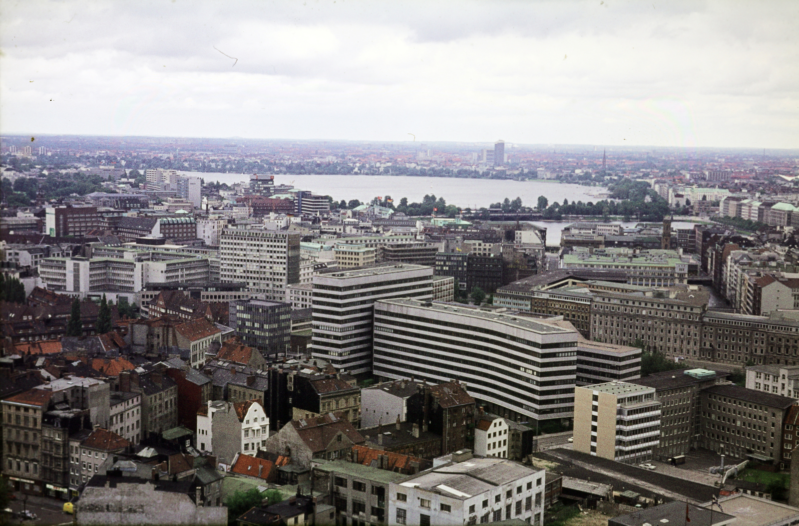 Germany, Hamburg, kilátás a Szent Mihály-templom (Hauptkirche Sankt Michaelis) tornyából a Binnenalster és az Aussenalster felé., 1974, Mezey András, Fortepan #219800