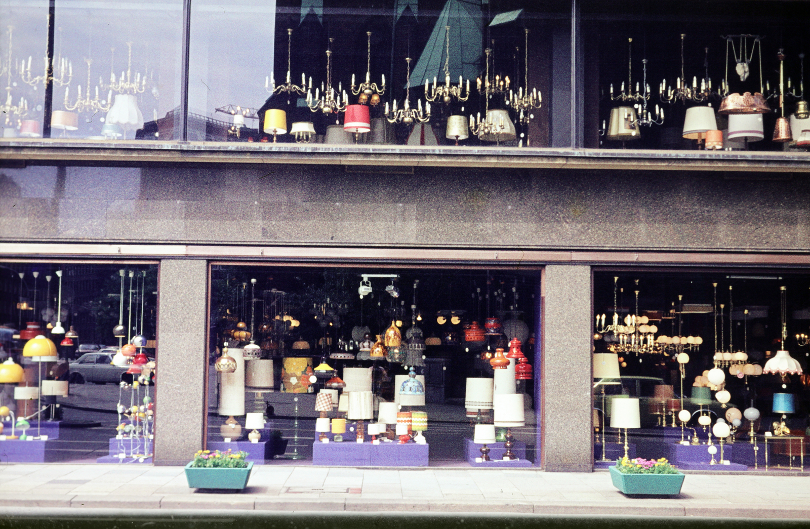 Germany, Hamburg, Bergstraße 6., a képen a Prediger lámpaüzlet Bergstrasse felöli kirakata, a portálüvegen a Szent Péter-templom (Hauptkirche Sankt Petri) tükrözödik., 1974, Mezey András, Fortepan #219804