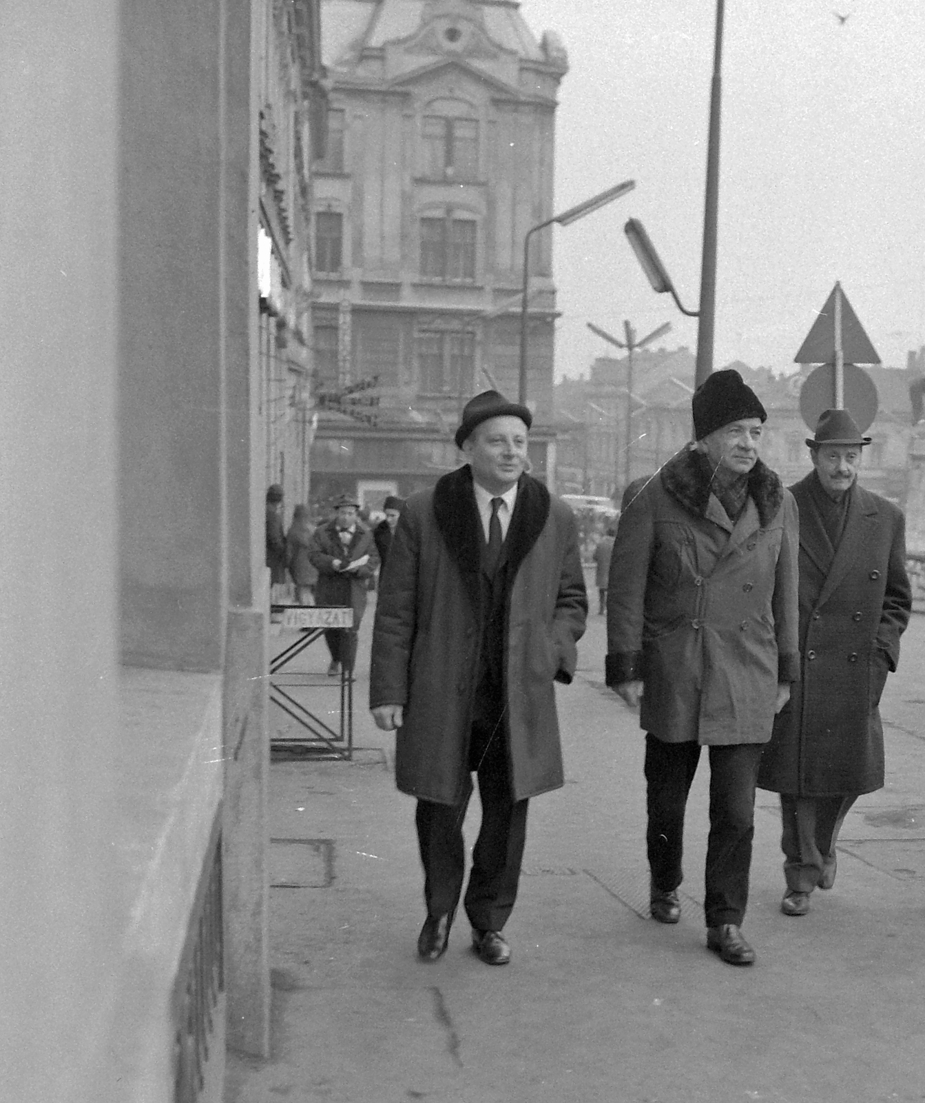Hungary, Pécs, Széchenyi tér, Nógrádi Róbert színigazgató, Illyés Gyula író aki a Bölcsek a fán című darabjának próbáira érkezett és Czímer József dramaturg., 1971, Kotnyek Antal, art of theater, Fortepan #21981