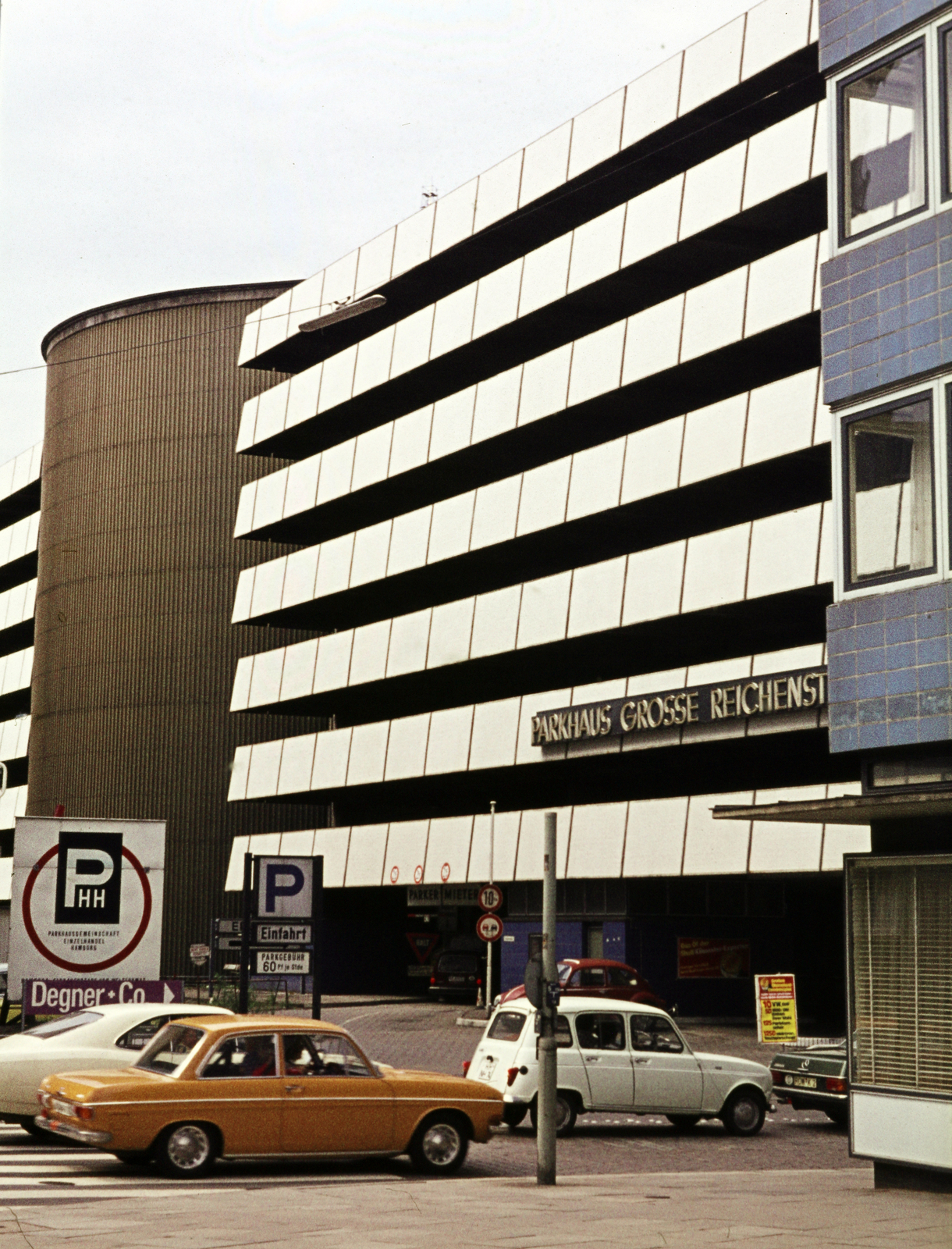 Németország, Hamburg, Grosse Reichenstrasse, Parkhaus Grosse Reichenstrasse., 1974, Mezey András, Audi 60, Renault 4, parkolóház, Fortepan #219819