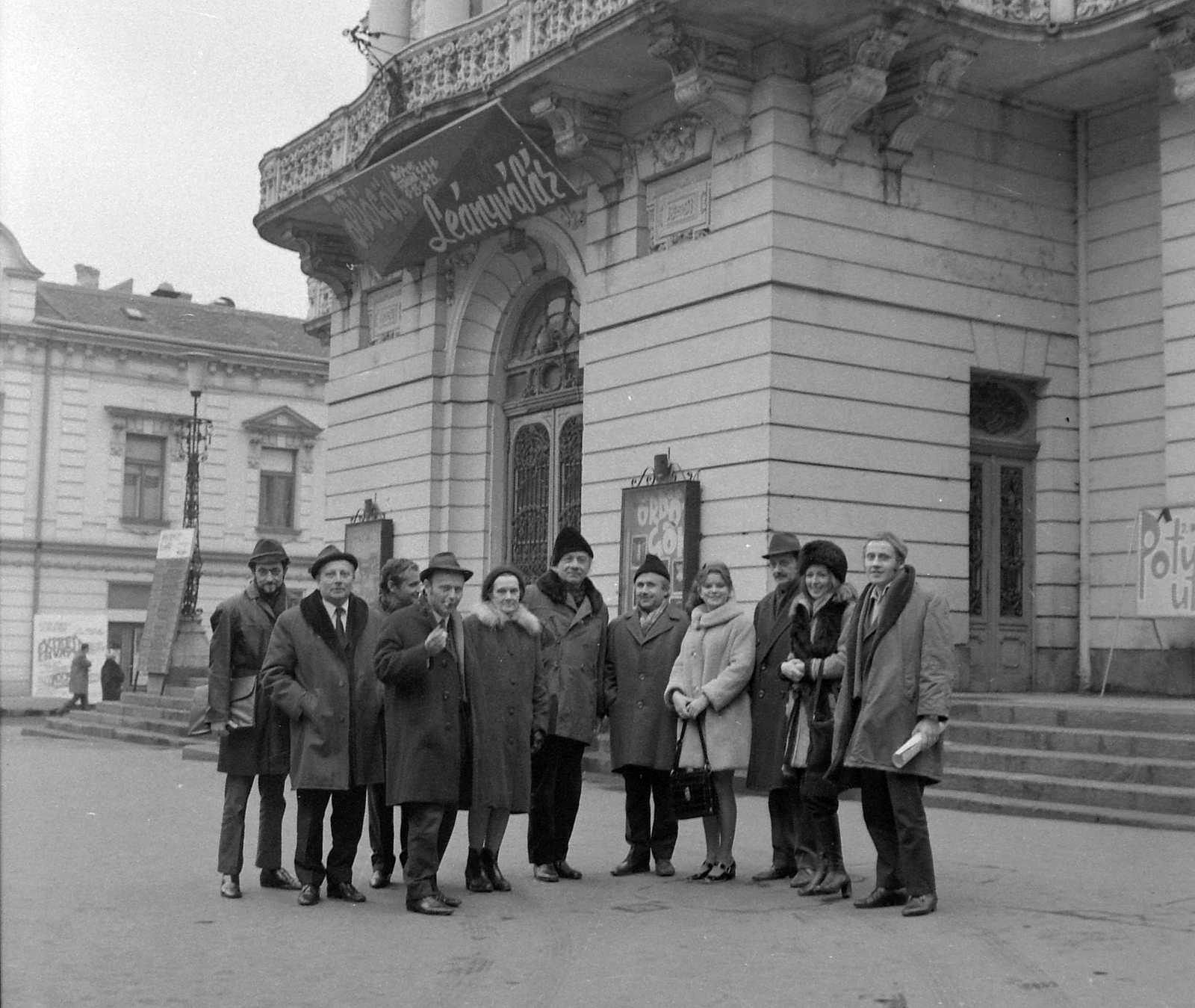 Hungary, Pécs, Színház tér, Pécsi Nemzeti Színház. Balról az első Kézdy György színművész, mellette Nógrádi Róbert színigazgató, középen Illyés Gyula író aki a Bölcsek a fán című darabjának próbáira érkezett, tőle balra felesége, Kozmutza Flóra. Jobbról balra pedig Koltai Róbert színművész, mellette Tímár Éva színművésznő, Czímer József dramaturg és Szabó Tünde színművésznő., 1971, Kotnyek Antal, art of theater, theater, Adolf Láng-design, Antal Steinhardt-design, Fortepan #21982