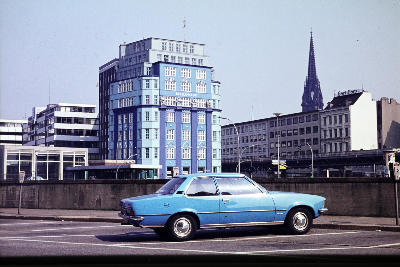 Németország, Hamburg, a Schaartorbrücke, a Herrlichkeit és a Rödingsmarkt a Steinhöft-ről nézve. A kép közepén a Stellahaus, a házak mögött a Szent Miklós-templom (Hauptkirche St. Nikolai) tornya., 1974, Mezey András, Opel Rekord D, Fortepan #219823