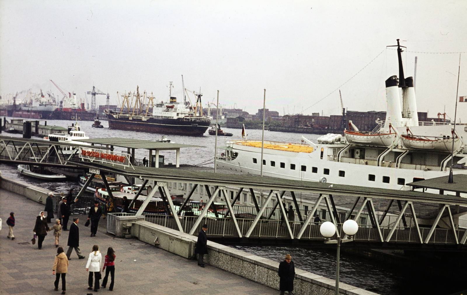 Germany, Hamburg, Bei den St. Pauli-Landungsbrücken, a 2. számú Landungsbrücke (kikötőhíd) az "S-Bahn-Station Landungsbrücken" felől nézve., 1974, Mezey András, Fortepan #219827