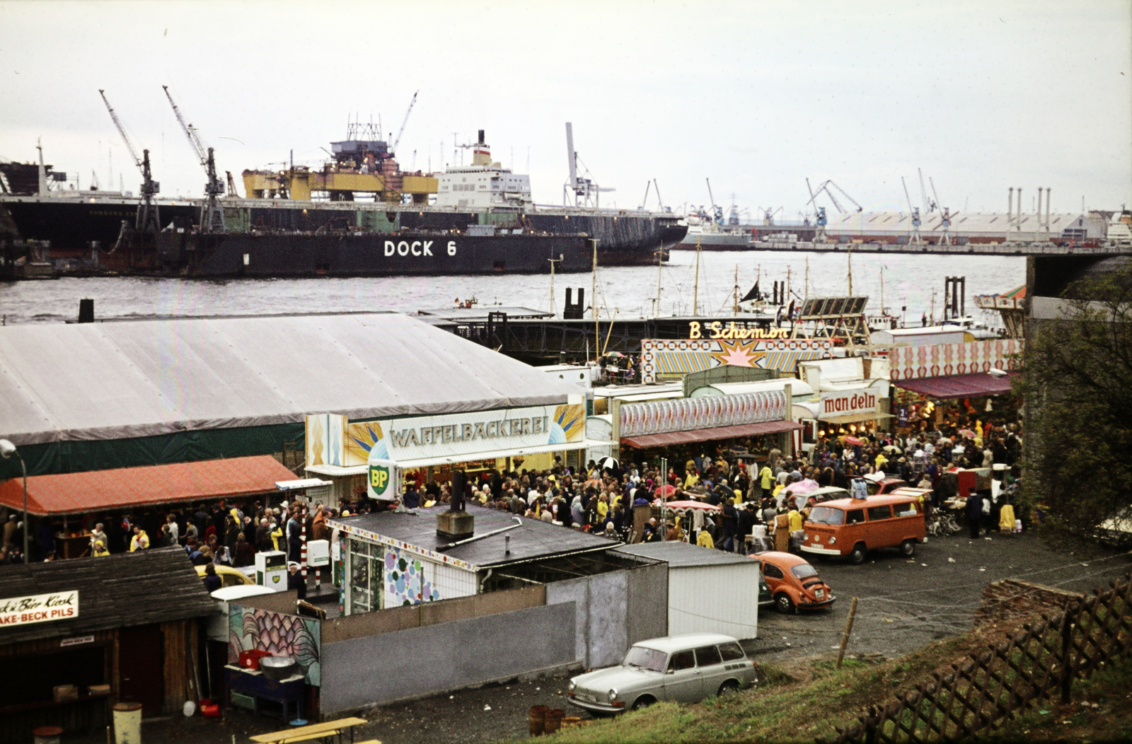 Németország, Hamburg, St. Pauli, Hafenstrasse, Fischmarkt. Jahrmarkt a Norderelbe partján., 1974, Mezey András, Fortepan #219828