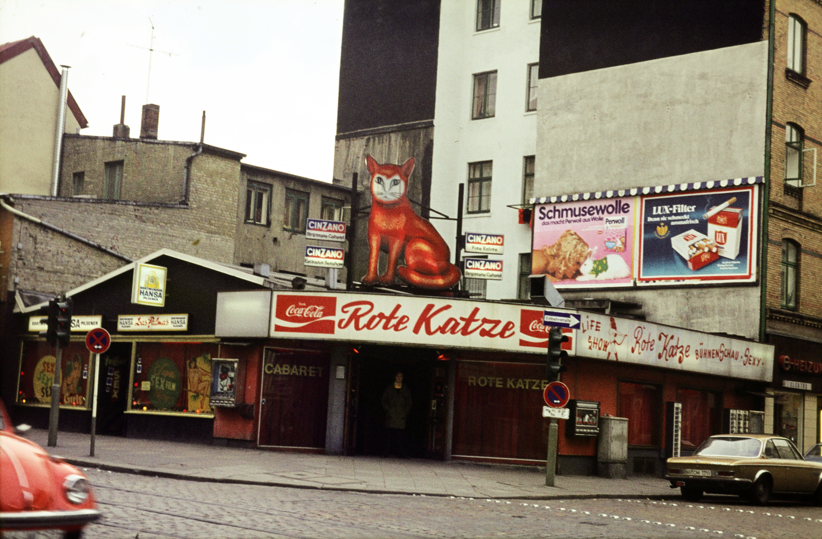 Germany, Hamburg, a Davidstrasse és Friedrichstrasse kereszteződése a Kastanienallee felől, "Rote Katze" lokáL, 1974, Mezey András, BMW-brand, Fortepan #219834