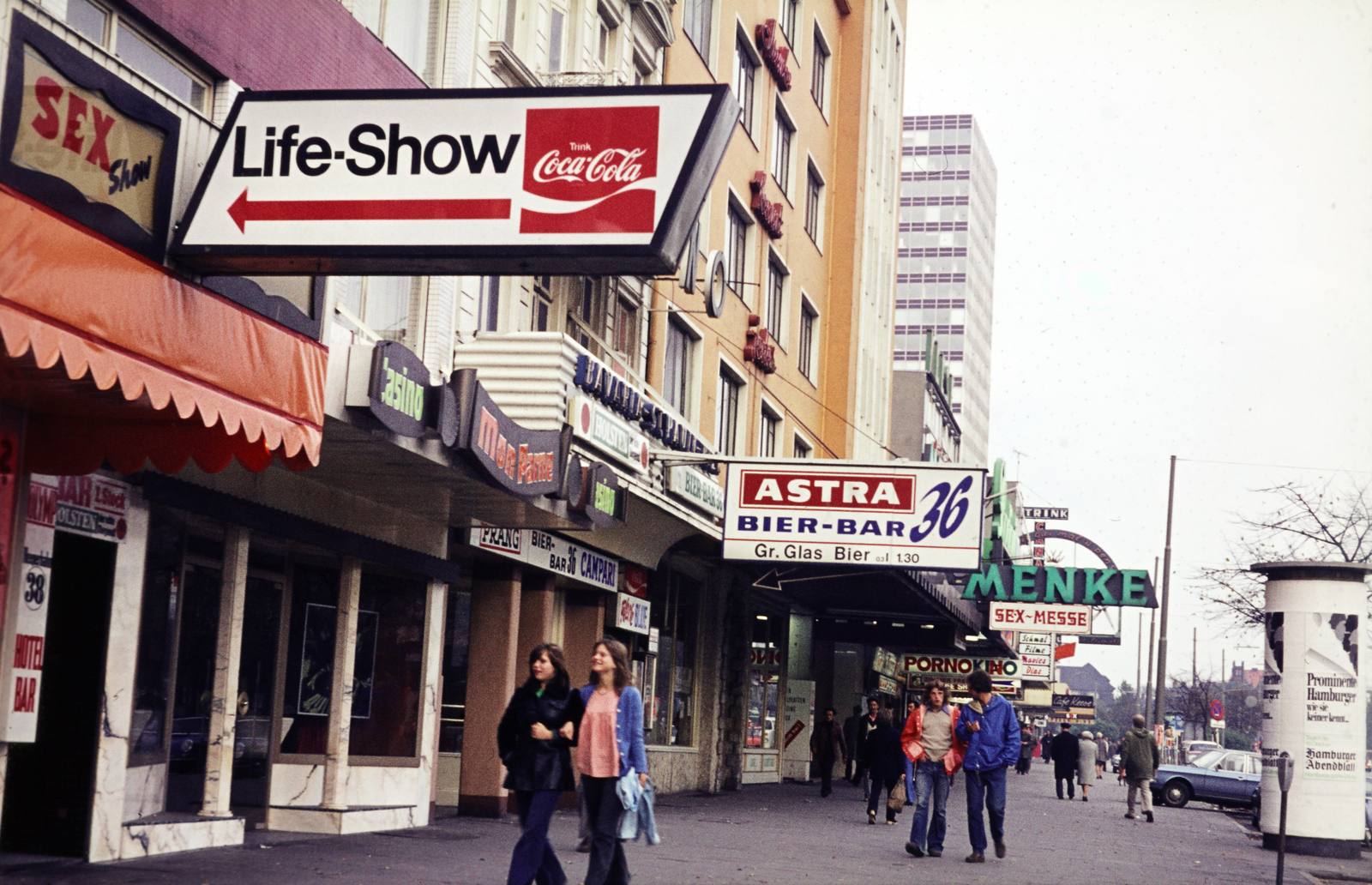 Germany, Hamburg, látkép a Reeperbahn 38. szám elől a Millerntorplatz felé, a kép hátterében az Iduna-Hochhaus / Millerntorhochhaus., 1974, Mezey András, Fortepan #219835