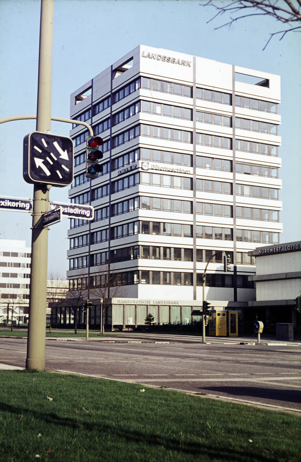 Germany, Hamburg, az Übersering a Mexikoring/Kapstadtring keresztezödésében, szemben a Hamburgische Landesbank (Hamburgi Tartományi Bank) épülete., 1974, Mezey András, Fortepan #219843