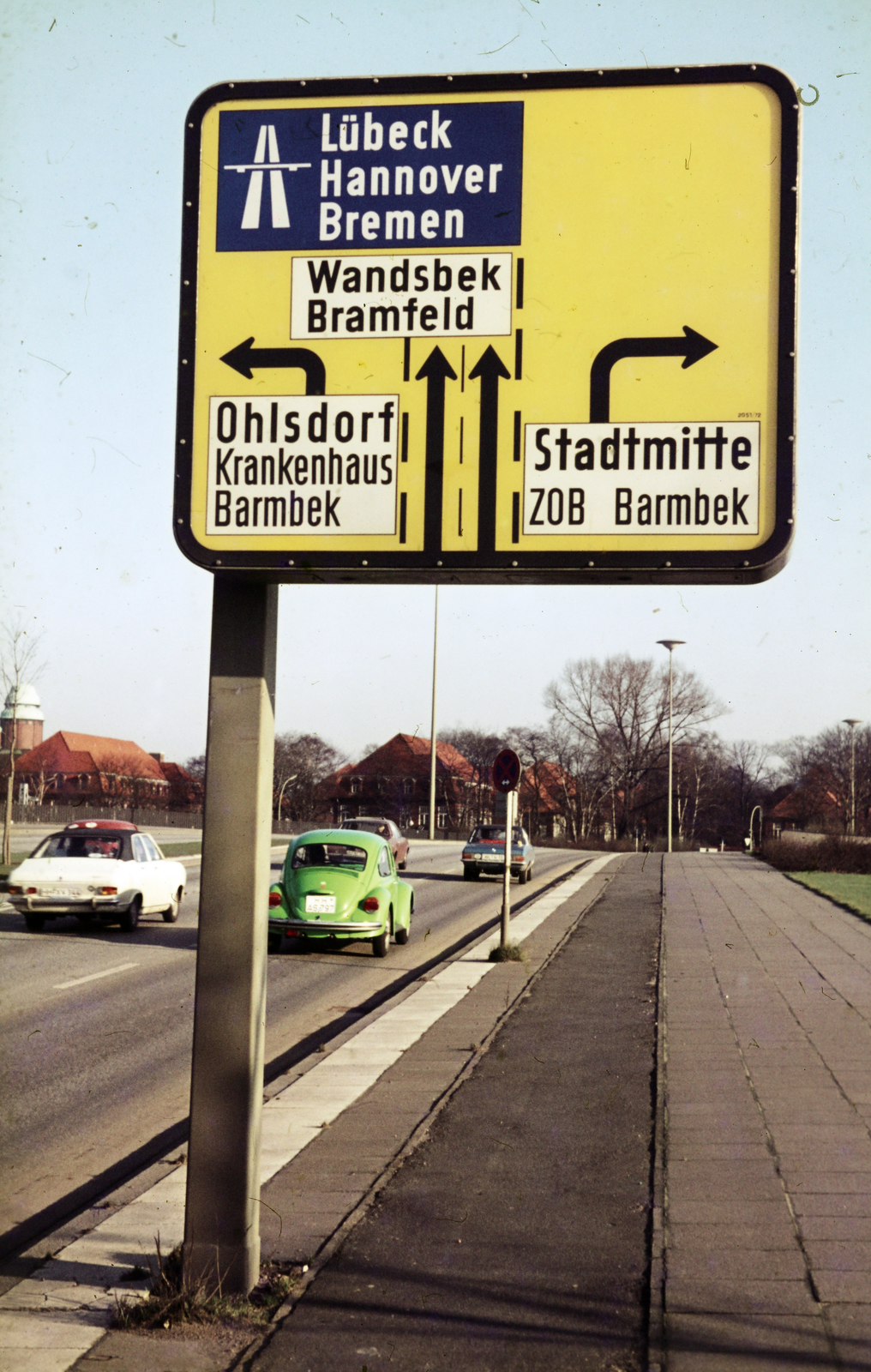 Germany, Hamburg, a Ring 2 és a Rübenkamp kereszteződése a Stadpark felől jövet keletre nézve, balra a háttérben a Barmbek-i kórház víztornya., 1974, Mezey András, Opel Olympia 1967, Volkswagen Beetle, Fortepan #219844