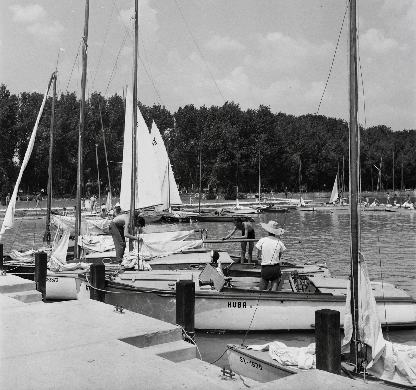 Hungary, Balatonfüred, kikötő., 1956, Kotnyek Antal, sailboat, genre painting, straw hat, port, Fortepan #21985