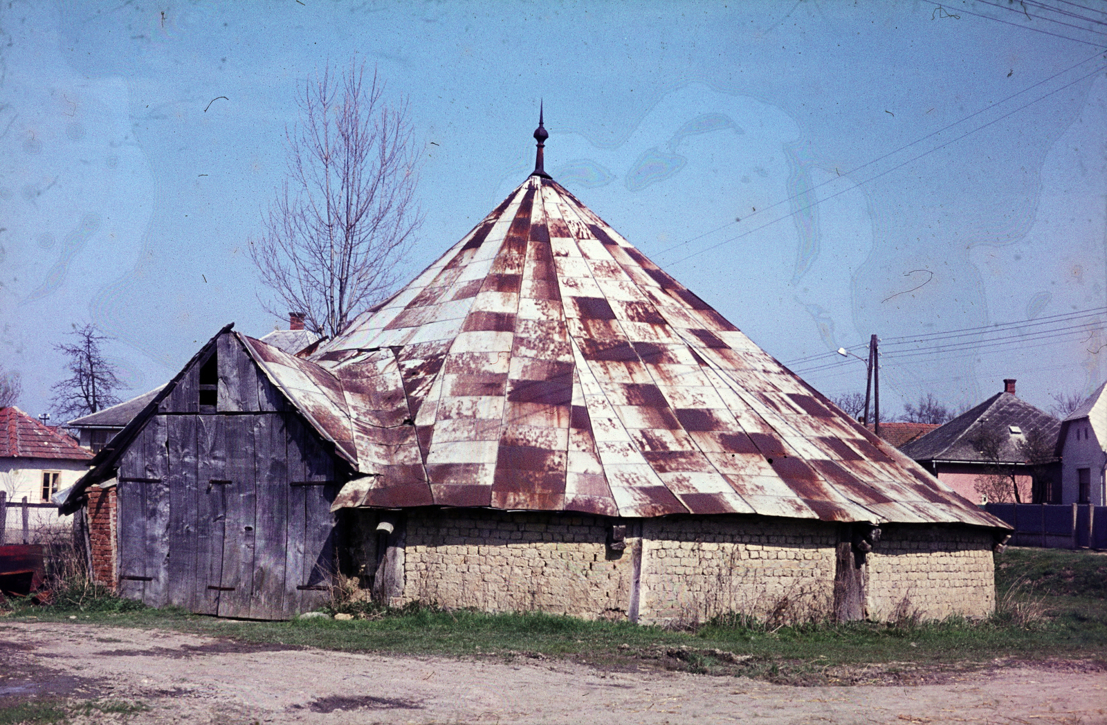 Hungary, Árpád út, a szárazmalom helyreállítás előtt, háttérben a Kossuth utca épületei láthatók., 1980, Mezey András, Fortepan #219851