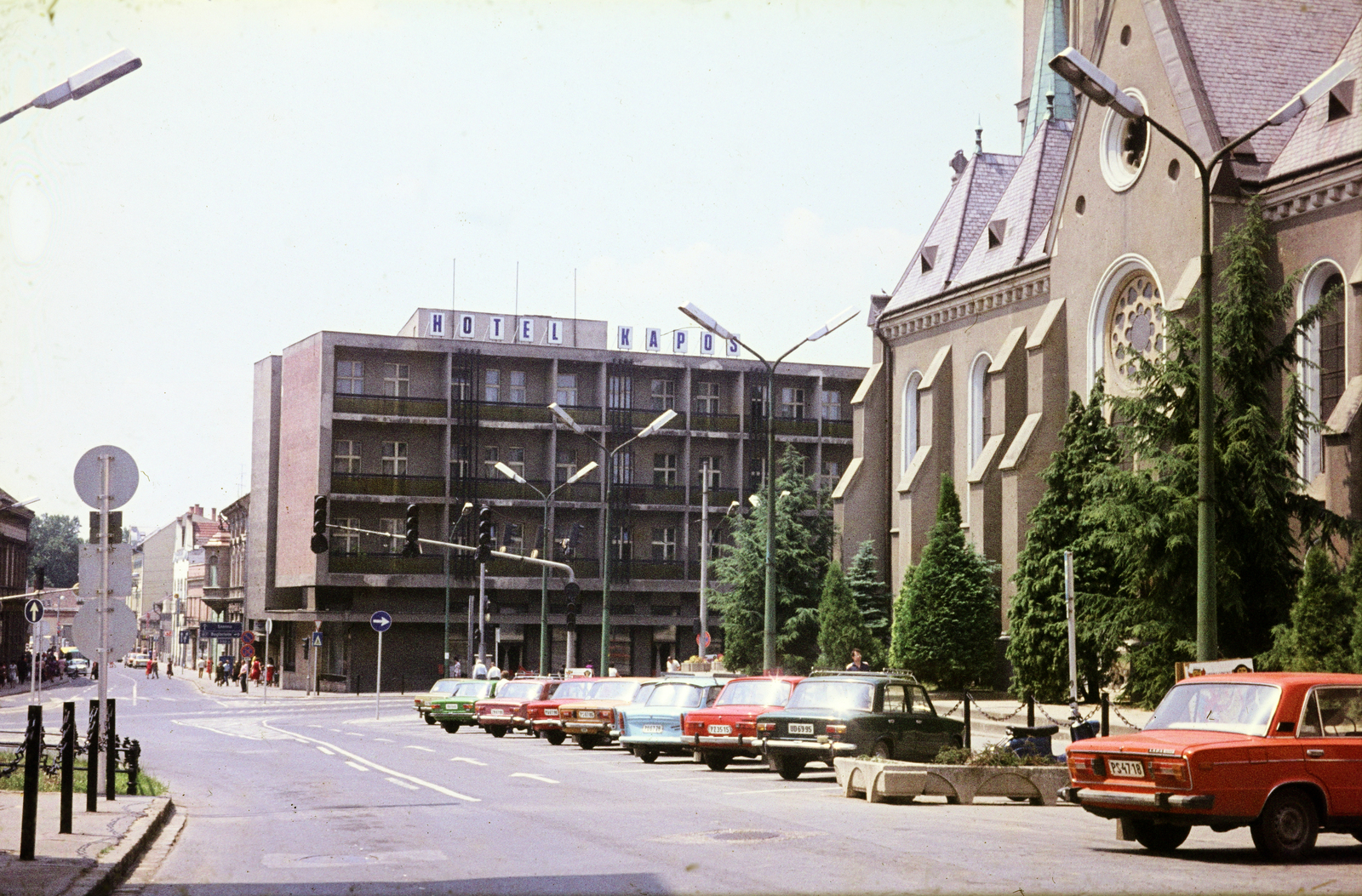 Magyarország, Kaposvár, Kossuth tér, szemben a Hotel Kapos, jobbra a Nagyboldogasszony-templom (később székesegyház)., 1980, Mezey András, Fortepan #219867