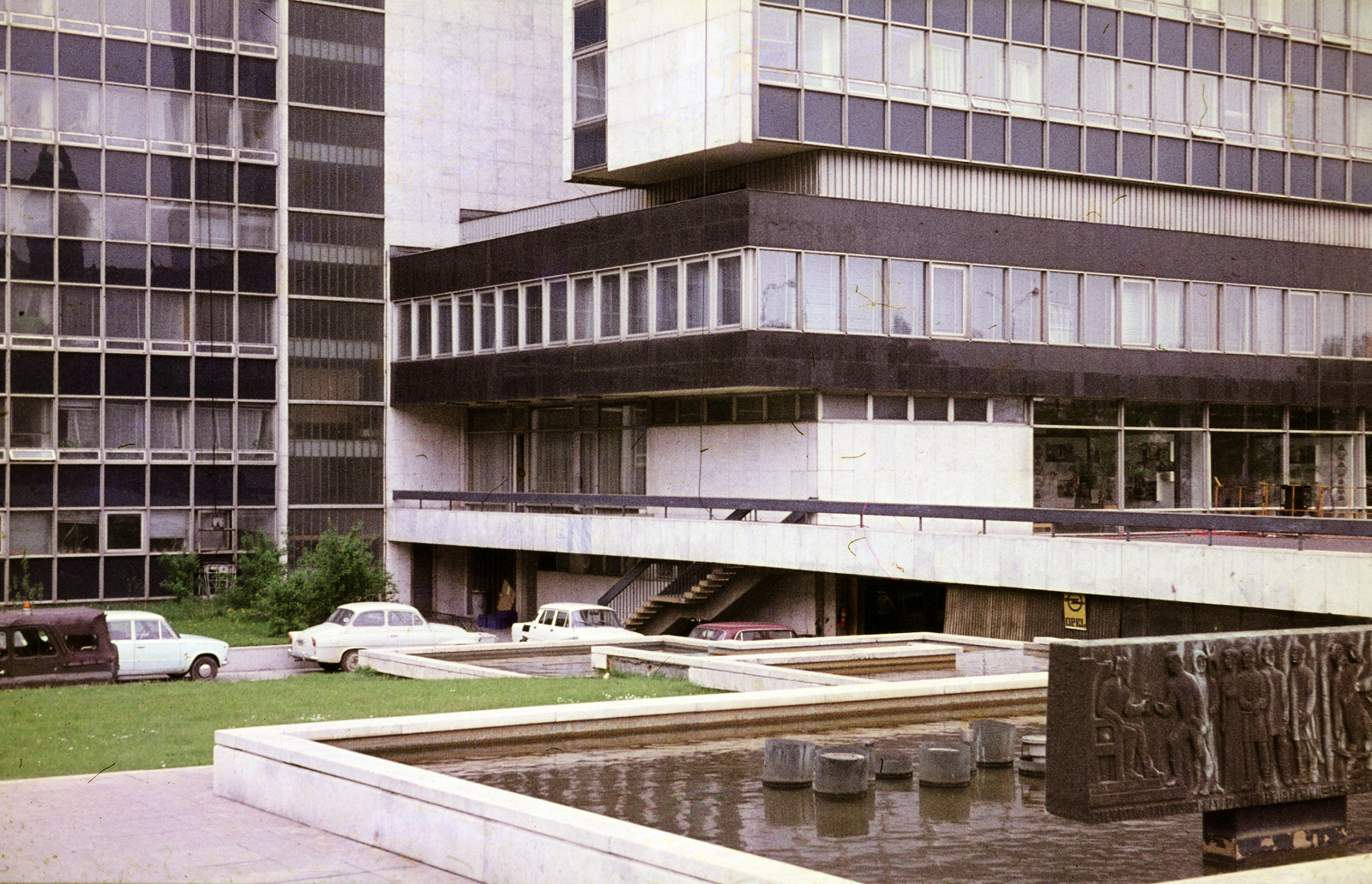 Magyarország, Győr, Szent István (Tanácsköztársaság) út a Városház (Szabadság) térnél. Előtérben a 700 éves emlékmű (Mikus Sándor, 1971.)., 1978, Mezey András, Fortepan #219870