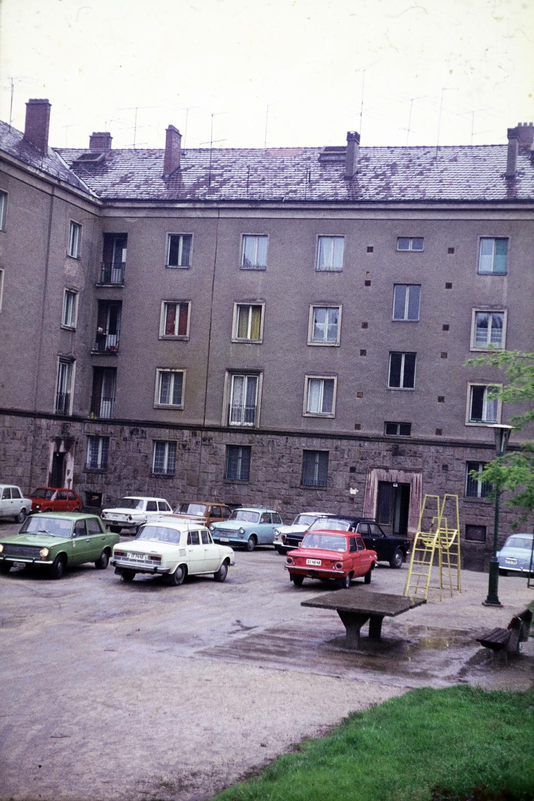 Magyarország, Dunaújváros, a kép bal szélén a Bocskai István utca 2/a, szemben a Bocskai István utca 2/b számú épület., 1980, Mezey András, Fortepan #219872