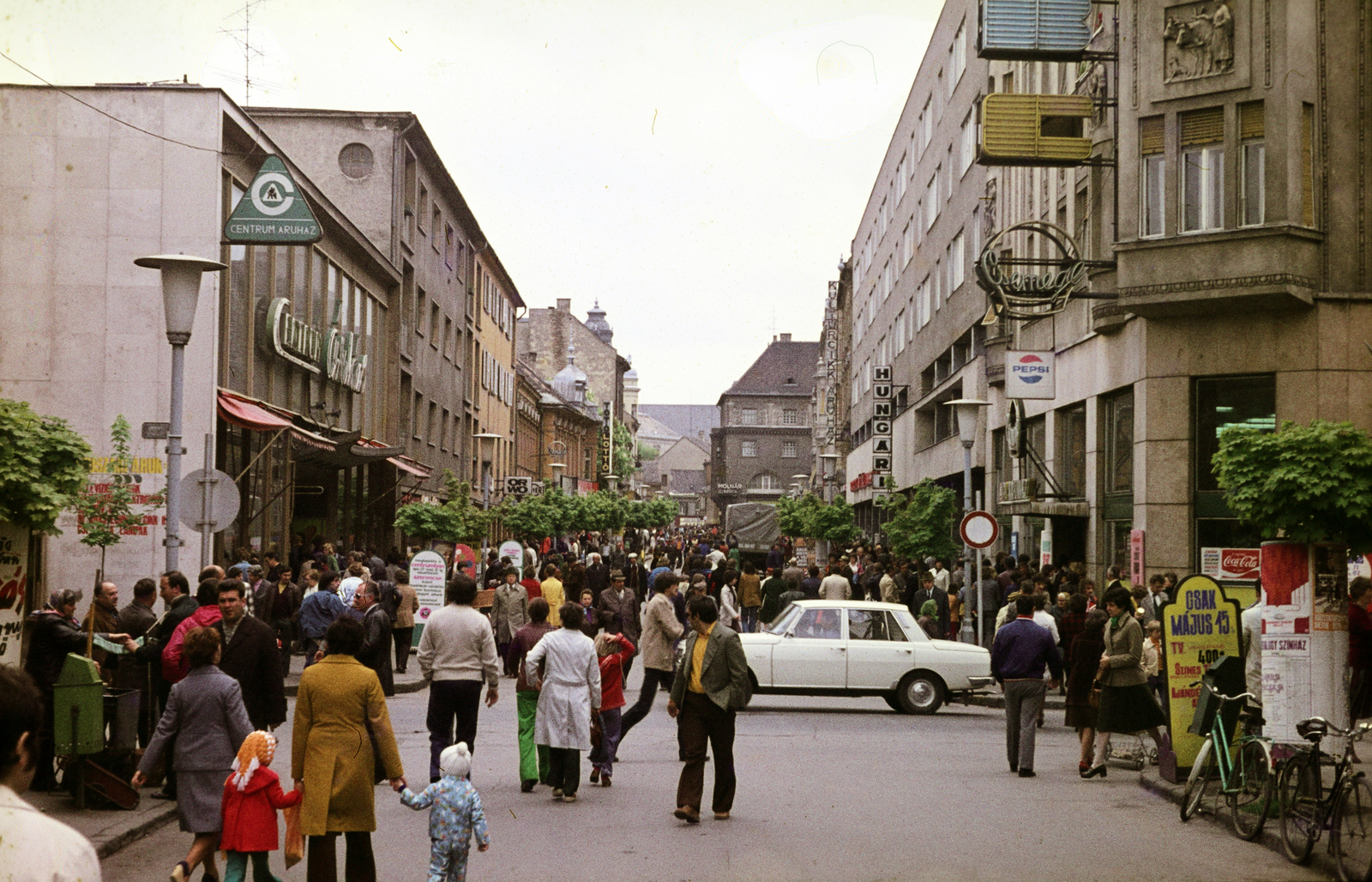 Magyarország, Győr, Baross Gábor (Lenin) út a Bajcsy-Zsilinszky út kereszteződédénél, balra a Centrum Áruház., 1978, Mezey András, Fortepan #219878