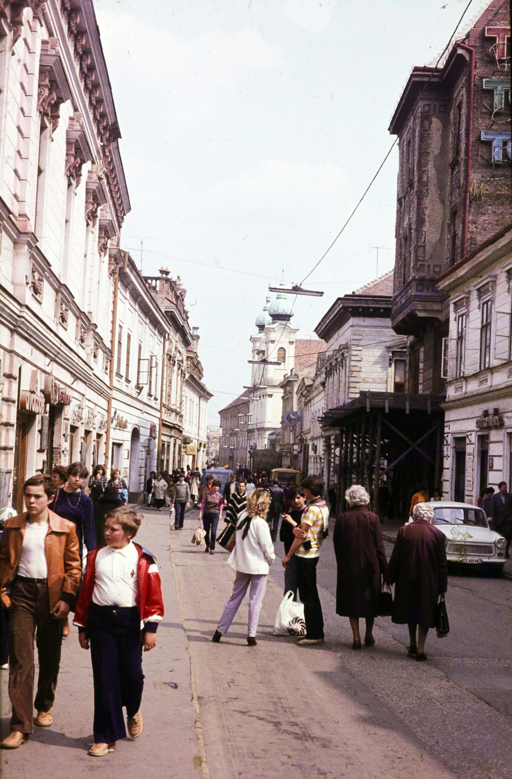 Hungary, Pécs, a Király (Kossuth Lajos) utca a színház felől, szemben a Lyceum templom., 1981, Mezey András, Fortepan #219880