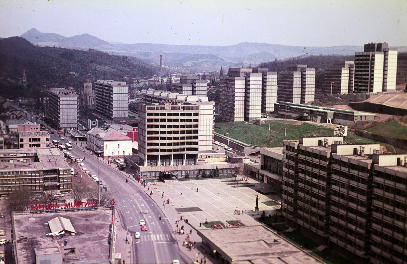 Magyarország, Salgótarján, kilátás az egyik Erzsébet téri toronyházból a Rákóczi útra és a Fő térre, szemben a Karancs Szálló., 1981, Mezey András, Fortepan #219883