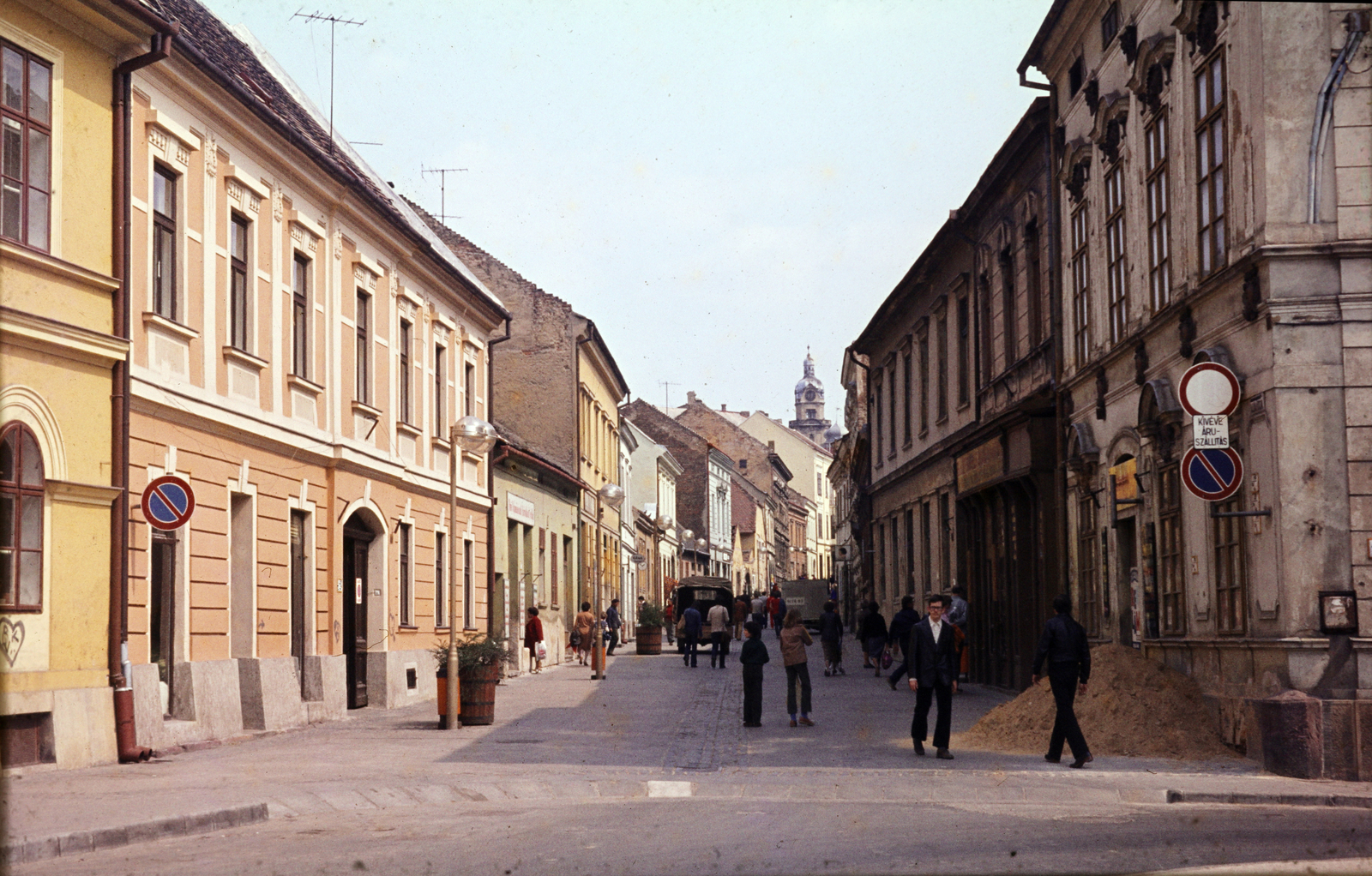 Magyarország, Pécs, Ferencesek utcája (Sallai utca), jobbra a Várady Antal utca torkolata., 1981, Mezey András, Fortepan #219885